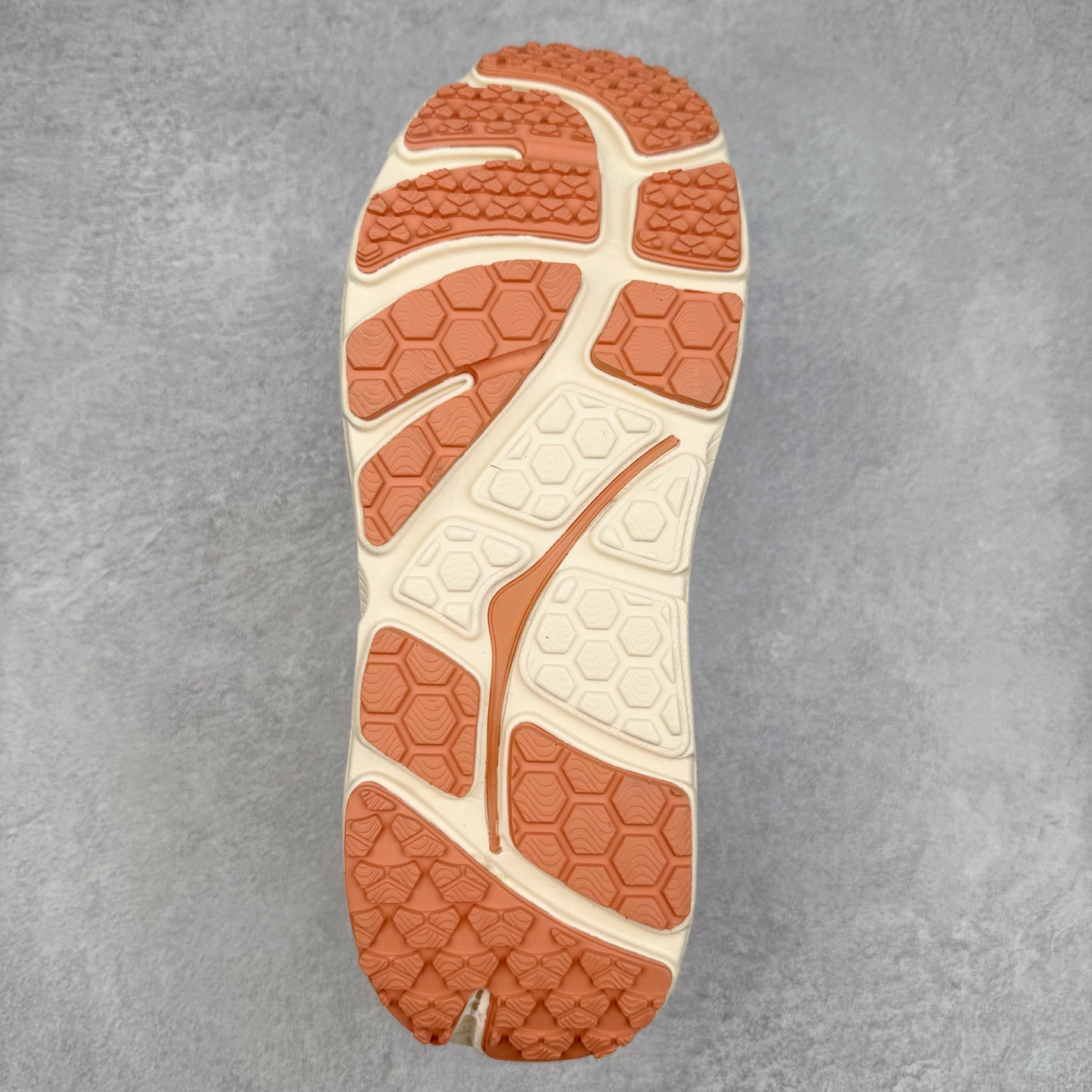 图片[9]-HOKA ONE ONE Bondi B3 LS 运动舒适低帮跑步鞋 男女同款 HOKA ONE ONE是来自美国的跑步鞋知名品牌，创立于2009年，始终致力于为所有跑者提供更新、更好的跑步装备。相比常规跑鞋，HOKA ONE ONE特别研发使用性能独特的几何形跑鞋中底，此种鞋底更厚、更高、回弹性也更好，除了卓越的缓冲性能，它还能为各种阶段的跑者带来更具动感、更加稳定的跑步体验。HOKAONE ONE从设计之初就清楚意识到，要保证跑者步幅的均匀一致，双脚自然而然的运动至关重要。实拍调校N版已经零色差零失真 百分百还原实物色彩所见即所得 不存在货不对板色差等低级问题 选购参考实物拍摄 不混卖不参货 只用心做好货严格选品 承诺混一赔十 尺码：36 36.5 37.5 38 38.5 39 40 40.5 41 42 42.5 43 44 44.5 45-选品中心