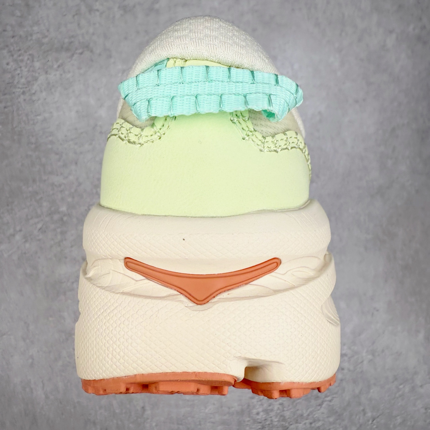 图片[8]-HOKA ONE ONE Bondi B3 LS 运动舒适低帮跑步鞋 男女同款 HOKA ONE ONE是来自美国的跑步鞋知名品牌，创立于2009年，始终致力于为所有跑者提供更新、更好的跑步装备。相比常规跑鞋，HOKA ONE ONE特别研发使用性能独特的几何形跑鞋中底，此种鞋底更厚、更高、回弹性也更好，除了卓越的缓冲性能，它还能为各种阶段的跑者带来更具动感、更加稳定的跑步体验。HOKAONE ONE从设计之初就清楚意识到，要保证跑者步幅的均匀一致，双脚自然而然的运动至关重要。实拍调校N版已经零色差零失真 百分百还原实物色彩所见即所得 不存在货不对板色差等低级问题 选购参考实物拍摄 不混卖不参货 只用心做好货严格选品 承诺混一赔十 尺码：36 36.5 37.5 38 38.5 39 40 40.5 41 42 42.5 43 44 44.5 45-选品中心