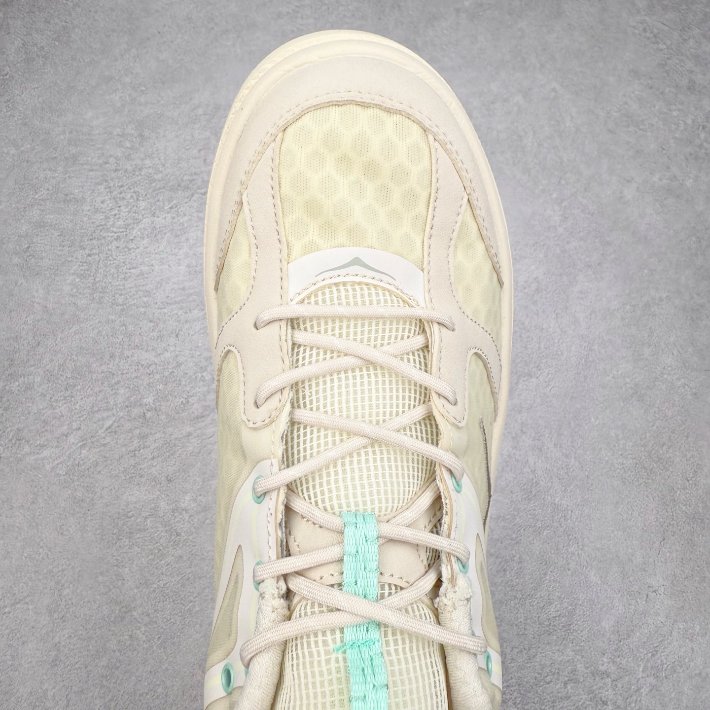 图片[4]-HOKA ONE ONE Bondi B3 LS 运动舒适低帮跑步鞋 男女同款 HOKA ONE ONE是来自美国的跑步鞋知名品牌，创立于2009年，始终致力于为所有跑者提供更新、更好的跑步装备。相比常规跑鞋，HOKA ONE ONE特别研发使用性能独特的几何形跑鞋中底，此种鞋底更厚、更高、回弹性也更好，除了卓越的缓冲性能，它还能为各种阶段的跑者带来更具动感、更加稳定的跑步体验。HOKAONE ONE从设计之初就清楚意识到，要保证跑者步幅的均匀一致，双脚自然而然的运动至关重要。实拍调校N版已经零色差零失真 百分百还原实物色彩所见即所得 不存在货不对板色差等低级问题 选购参考实物拍摄 不混卖不参货 只用心做好货严格选品 承诺混一赔十 尺码：36 36.5 37.5 38 38.5 39 40 40.5 41 42 42.5 43 44 44.5 45-选品中心