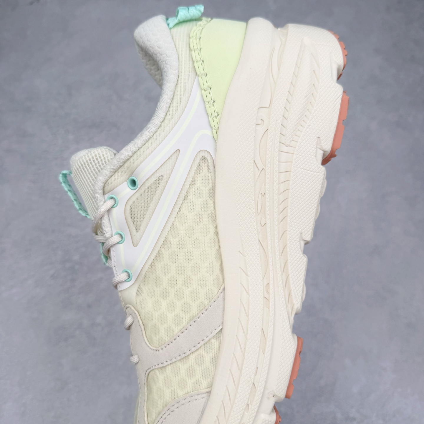 图片[7]-HOKA ONE ONE Bondi B3 LS 运动舒适低帮跑步鞋 男女同款 HOKA ONE ONE是来自美国的跑步鞋知名品牌，创立于2009年，始终致力于为所有跑者提供更新、更好的跑步装备。相比常规跑鞋，HOKA ONE ONE特别研发使用性能独特的几何形跑鞋中底，此种鞋底更厚、更高、回弹性也更好，除了卓越的缓冲性能，它还能为各种阶段的跑者带来更具动感、更加稳定的跑步体验。HOKAONE ONE从设计之初就清楚意识到，要保证跑者步幅的均匀一致，双脚自然而然的运动至关重要。实拍调校N版已经零色差零失真 百分百还原实物色彩所见即所得 不存在货不对板色差等低级问题 选购参考实物拍摄 不混卖不参货 只用心做好货严格选品 承诺混一赔十 尺码：36 36.5 37.5 38 38.5 39 40 40.5 41 42 42.5 43 44 44.5 45-选品中心