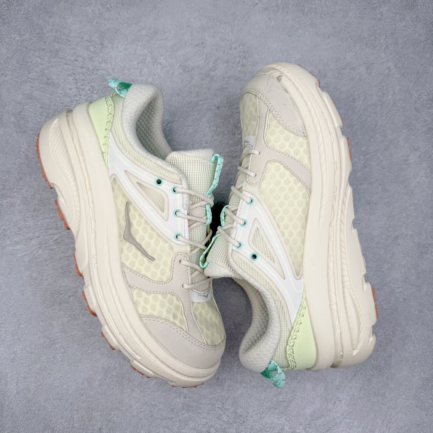 图片[3]-HOKA ONE ONE Bondi B3 LS 运动舒适低帮跑步鞋 男女同款 HOKA ONE ONE是来自美国的跑步鞋知名品牌，创立于2009年，始终致力于为所有跑者提供更新、更好的跑步装备。相比常规跑鞋，HOKA ONE ONE特别研发使用性能独特的几何形跑鞋中底，此种鞋底更厚、更高、回弹性也更好，除了卓越的缓冲性能，它还能为各种阶段的跑者带来更具动感、更加稳定的跑步体验。HOKAONE ONE从设计之初就清楚意识到，要保证跑者步幅的均匀一致，双脚自然而然的运动至关重要。实拍调校N版已经零色差零失真 百分百还原实物色彩所见即所得 不存在货不对板色差等低级问题 选购参考实物拍摄 不混卖不参货 只用心做好货严格选品 承诺混一赔十 尺码：36 36.5 37.5 38 38.5 39 40 40.5 41 42 42.5 43 44 44.5 45-选品中心