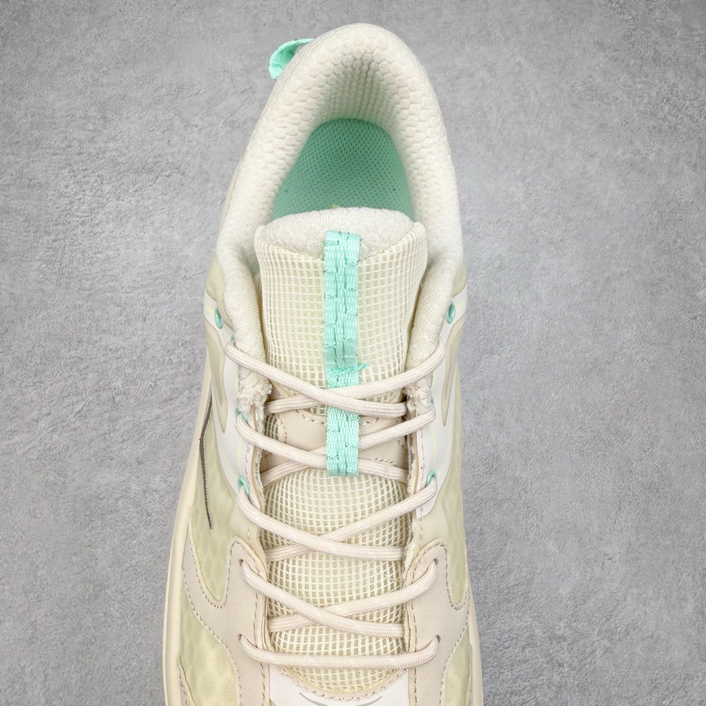 图片[5]-HOKA ONE ONE Bondi B3 LS 运动舒适低帮跑步鞋 男女同款 HOKA ONE ONE是来自美国的跑步鞋知名品牌，创立于2009年，始终致力于为所有跑者提供更新、更好的跑步装备。相比常规跑鞋，HOKA ONE ONE特别研发使用性能独特的几何形跑鞋中底，此种鞋底更厚、更高、回弹性也更好，除了卓越的缓冲性能，它还能为各种阶段的跑者带来更具动感、更加稳定的跑步体验。HOKAONE ONE从设计之初就清楚意识到，要保证跑者步幅的均匀一致，双脚自然而然的运动至关重要。实拍调校N版已经零色差零失真 百分百还原实物色彩所见即所得 不存在货不对板色差等低级问题 选购参考实物拍摄 不混卖不参货 只用心做好货严格选品 承诺混一赔十 尺码：36 36.5 37.5 38 38.5 39 40 40.5 41 42 42.5 43 44 44.5 45-选品中心