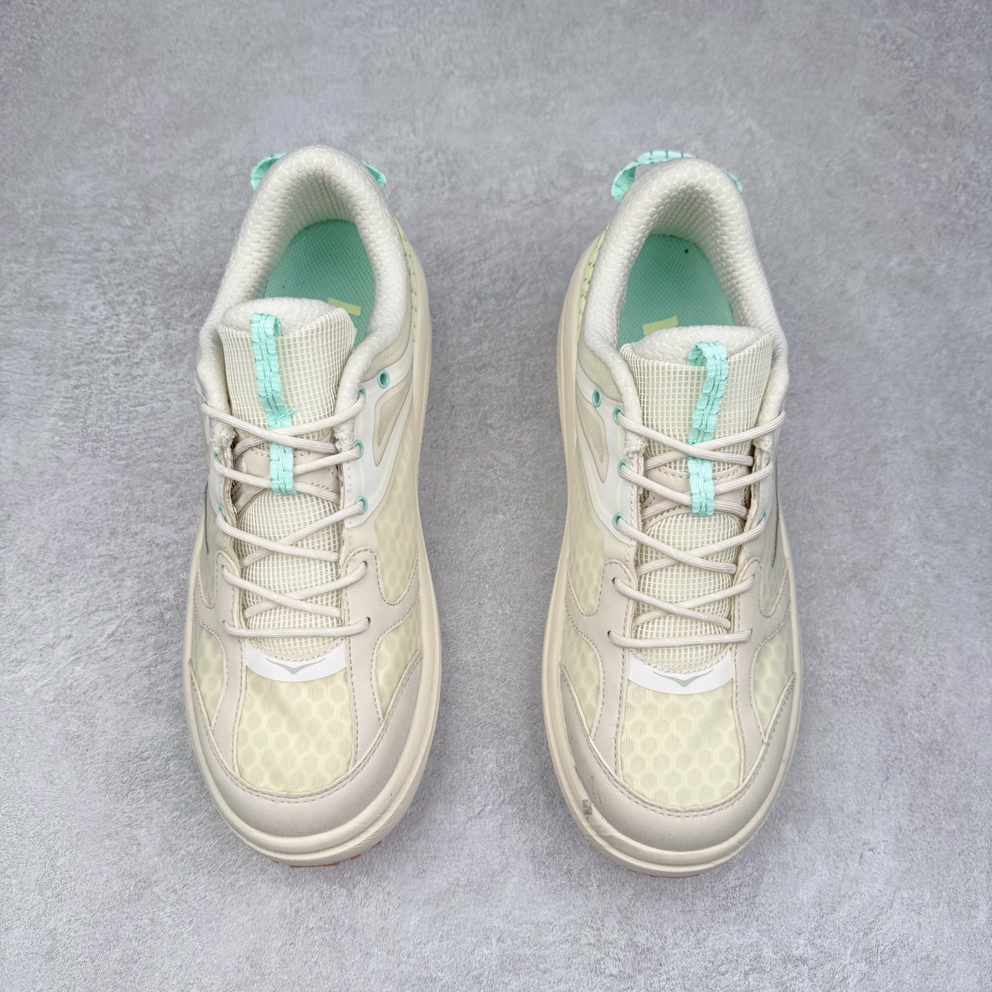 图片[2]-HOKA ONE ONE Bondi B3 LS 运动舒适低帮跑步鞋 男女同款 HOKA ONE ONE是来自美国的跑步鞋知名品牌，创立于2009年，始终致力于为所有跑者提供更新、更好的跑步装备。相比常规跑鞋，HOKA ONE ONE特别研发使用性能独特的几何形跑鞋中底，此种鞋底更厚、更高、回弹性也更好，除了卓越的缓冲性能，它还能为各种阶段的跑者带来更具动感、更加稳定的跑步体验。HOKAONE ONE从设计之初就清楚意识到，要保证跑者步幅的均匀一致，双脚自然而然的运动至关重要。实拍调校N版已经零色差零失真 百分百还原实物色彩所见即所得 不存在货不对板色差等低级问题 选购参考实物拍摄 不混卖不参货 只用心做好货严格选品 承诺混一赔十 尺码：36 36.5 37.5 38 38.5 39 40 40.5 41 42 42.5 43 44 44.5 45-选品中心