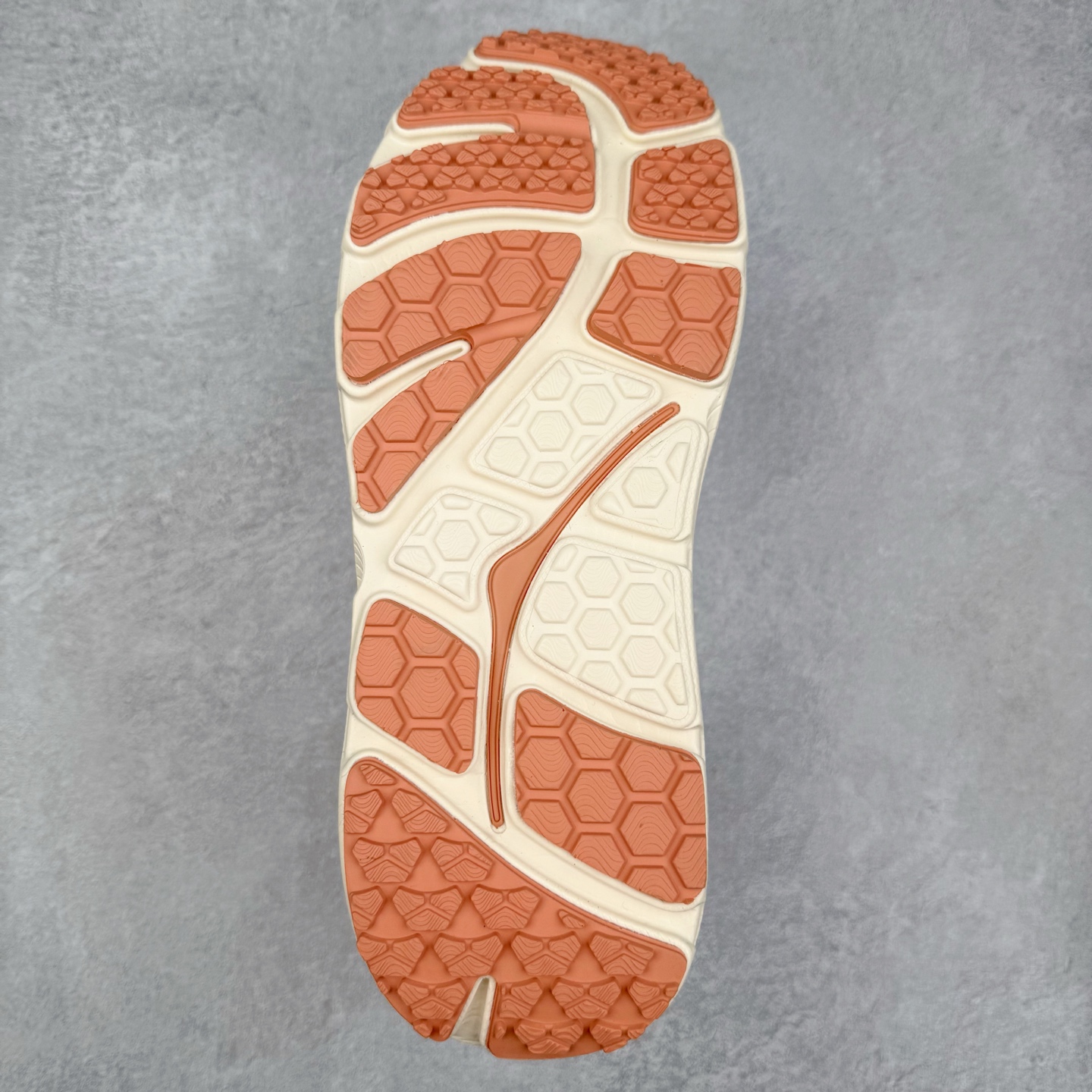 图片[9]-HOKA ONE ONE Bondi B3 LS 运动舒适低帮跑步鞋 男女同款 HOKA ONE ONE是来自美国的跑步鞋知名品牌，创立于2009年，始终致力于为所有跑者提供更新、更好的跑步装备。相比常规跑鞋，HOKA ONE ONE特别研发使用性能独特的几何形跑鞋中底，此种鞋底更厚、更高、回弹性也更好，除了卓越的缓冲性能，它还能为各种阶段的跑者带来更具动感、更加稳定的跑步体验。HOKAONE ONE从设计之初就清楚意识到，要保证跑者步幅的均匀一致，双脚自然而然的运动至关重要。实拍调校N版已经零色差零失真 百分百还原实物色彩所见即所得 不存在货不对板色差等低级问题 选购参考实物拍摄 不混卖不参货 只用心做好货严格选品 承诺混一赔十 尺码：36 36.5 37.5 38 38.5 39 40 40.5 41 42 42.5 43 44 44.5 45-选品中心