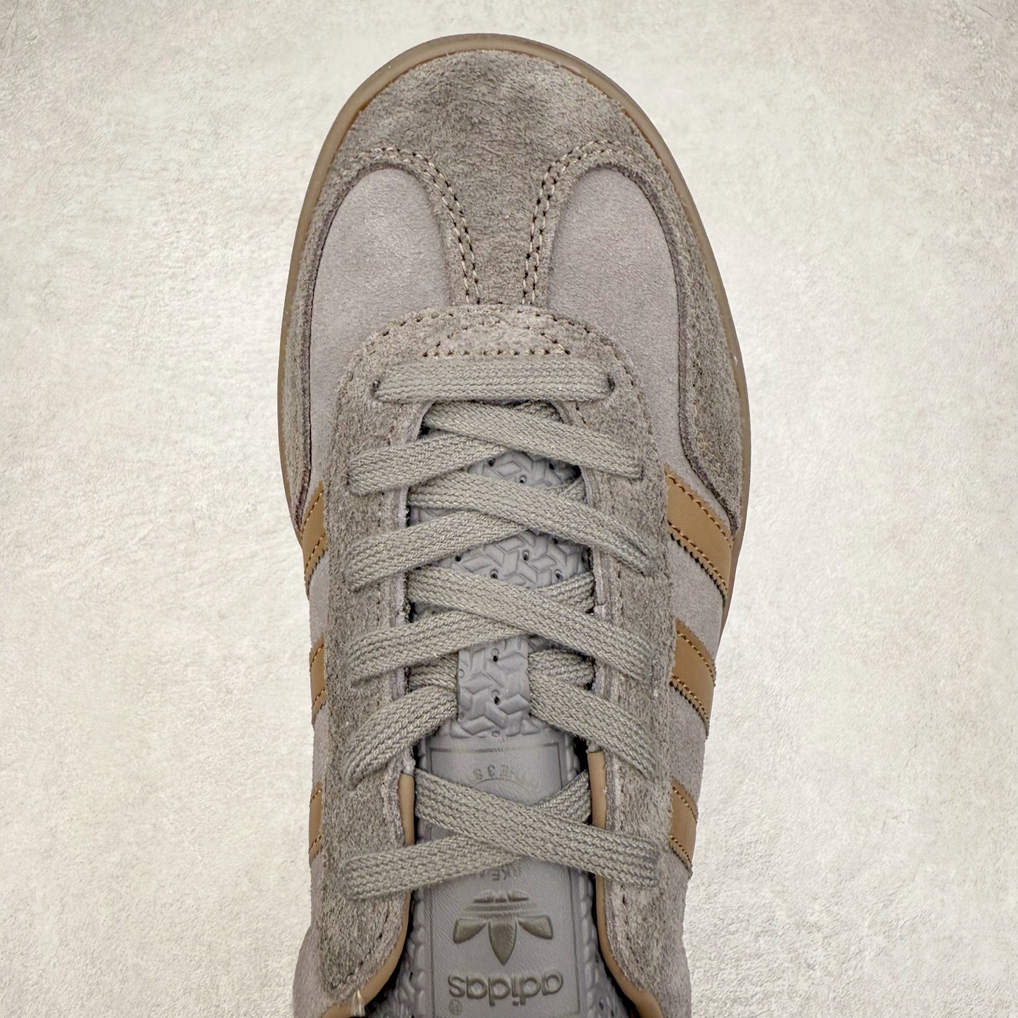 图片[4]-AD Gazelle Indoor Trainers 羚羊内训系列低帮复古百搭休闲运动德训风板鞋 JQ6213 90年代经典的复刻版！自60年代以足球训练鞋面世以来,Gazelle就以其经典设计席卷全球。1991年版本的复刻,再造经典Gazelle。采用皮革打造,搭配浊色细节,让这款经典更加简约。尺码：36 36⅔ 37⅓ 38 38⅔ 39⅓ 40 40⅔ 41⅓ 42 42⅔ 43⅓ 44⅓ 44⅔ 45-选品中心