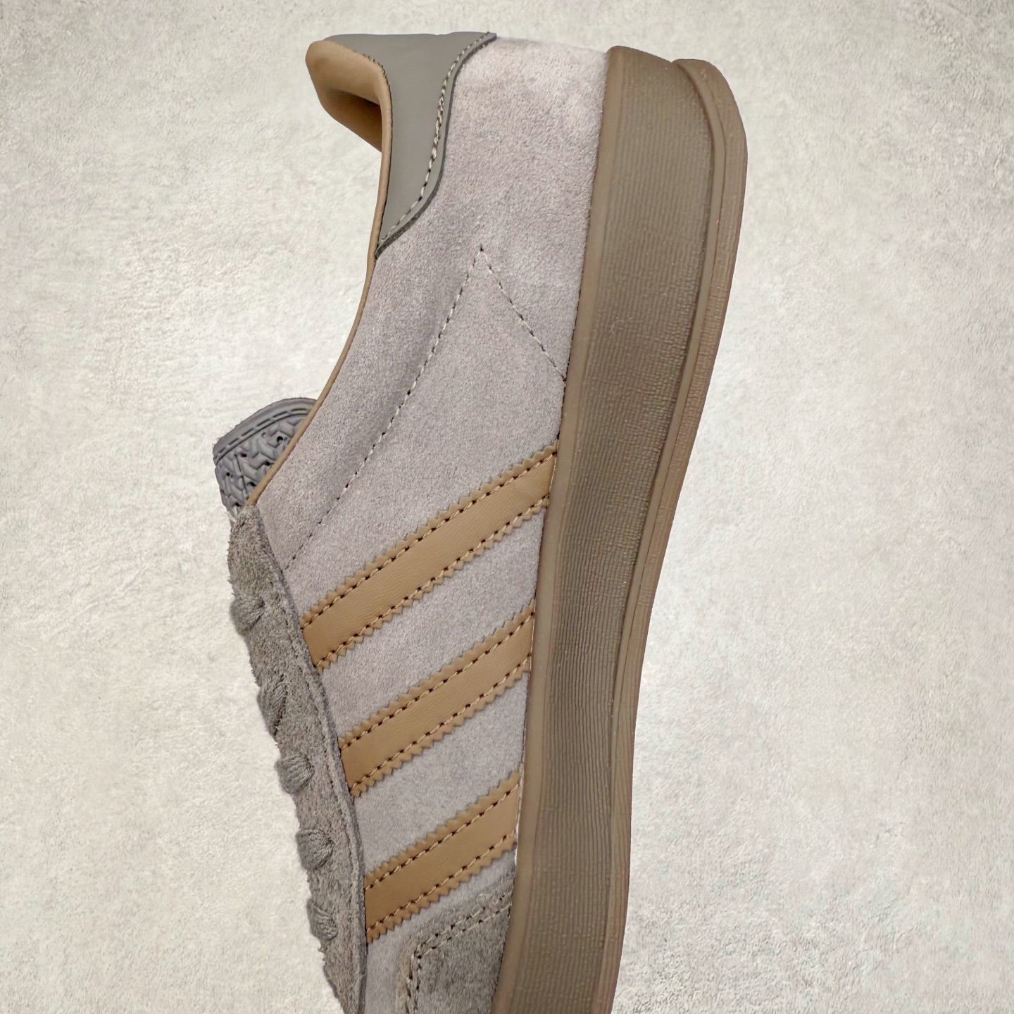 图片[7]-AD Gazelle Indoor Trainers 羚羊内训系列低帮复古百搭休闲运动德训风板鞋 JQ6213 90年代经典的复刻版！自60年代以足球训练鞋面世以来,Gazelle就以其经典设计席卷全球。1991年版本的复刻,再造经典Gazelle。采用皮革打造,搭配浊色细节,让这款经典更加简约。尺码：36 36⅔ 37⅓ 38 38⅔ 39⅓ 40 40⅔ 41⅓ 42 42⅔ 43⅓ 44⅓ 44⅔ 45-选品中心