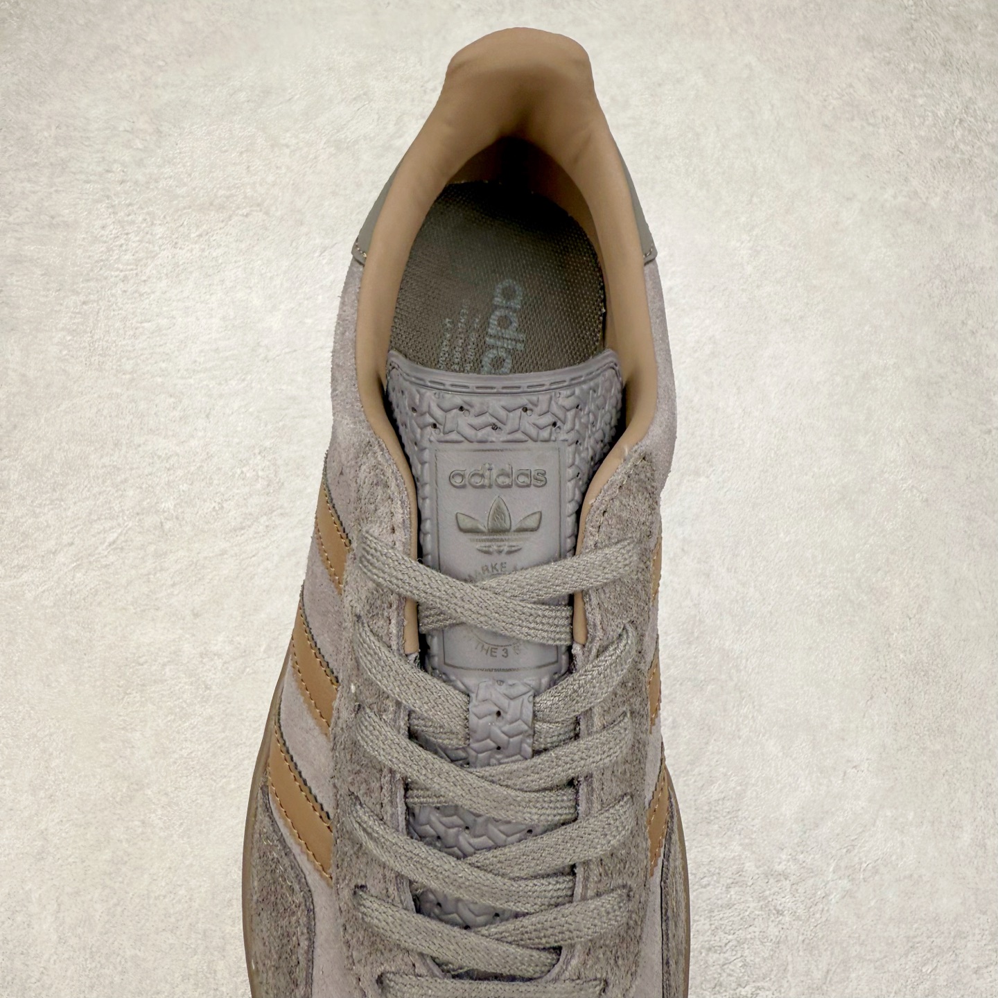 图片[5]-AD Gazelle Indoor Trainers 羚羊内训系列低帮复古百搭休闲运动德训风板鞋 JQ6213 90年代经典的复刻版！自60年代以足球训练鞋面世以来,Gazelle就以其经典设计席卷全球。1991年版本的复刻,再造经典Gazelle。采用皮革打造,搭配浊色细节,让这款经典更加简约。尺码：36 36⅔ 37⅓ 38 38⅔ 39⅓ 40 40⅔ 41⅓ 42 42⅔ 43⅓ 44⅓ 44⅔ 45-选品中心