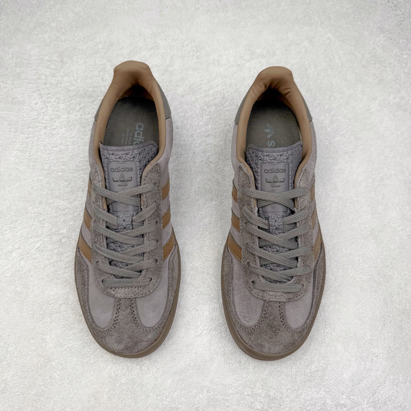 图片[2]-AD Gazelle Indoor Trainers 羚羊内训系列低帮复古百搭休闲运动德训风板鞋 JQ6213 90年代经典的复刻版！自60年代以足球训练鞋面世以来,Gazelle就以其经典设计席卷全球。1991年版本的复刻,再造经典Gazelle。采用皮革打造,搭配浊色细节,让这款经典更加简约。尺码：36 36⅔ 37⅓ 38 38⅔ 39⅓ 40 40⅔ 41⅓ 42 42⅔ 43⅓ 44⅓ 44⅔ 45-选品中心