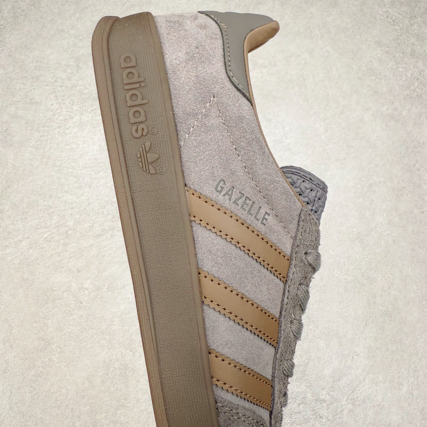 图片[6]-AD Gazelle Indoor Trainers 羚羊内训系列低帮复古百搭休闲运动德训风板鞋 JQ6213 90年代经典的复刻版！自60年代以足球训练鞋面世以来,Gazelle就以其经典设计席卷全球。1991年版本的复刻,再造经典Gazelle。采用皮革打造,搭配浊色细节,让这款经典更加简约。尺码：36 36⅔ 37⅓ 38 38⅔ 39⅓ 40 40⅔ 41⅓ 42 42⅔ 43⅓ 44⅓ 44⅔ 45-选品中心