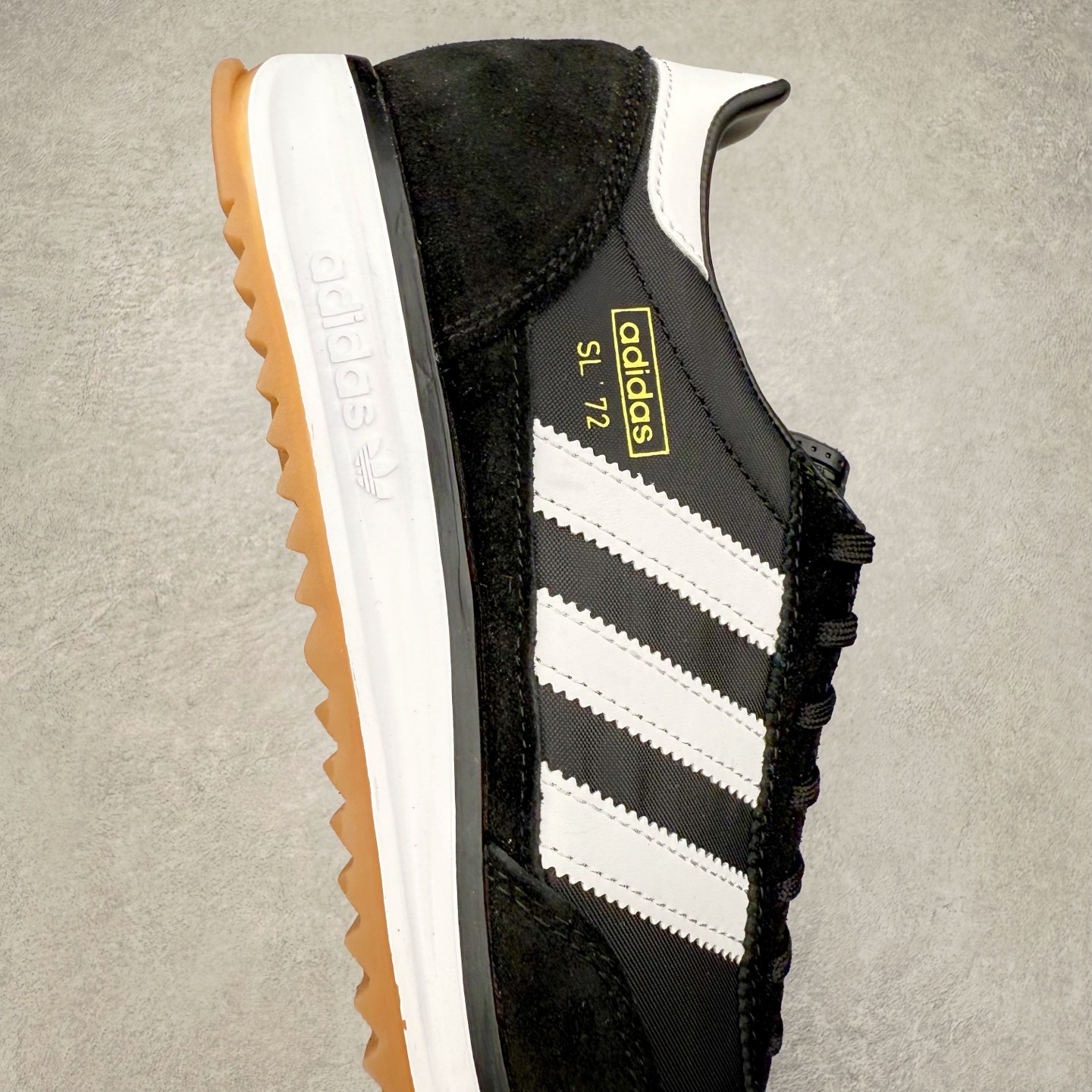 图片[6]-＃HP纯原 AD Wmns SL72 OG 系列德训足球风百搭低帮休闲运动板鞋 IH8017 采用高弹EVA+MODEL+RB三层组合底 区别市面RB一体大底 三层组合鞋底重量与原鞋一致 Originals 将有「T 头鞋」造型的诞生于 1972 年的 SL72 鞋款复刻带回 各位买鞋又有新选择了 1972 年 SL72 问世后 引领了后来阿迪达斯的跑鞋发展方向 其中「SL」代表了 Super Light 彰显了产品轻便的特性 1972 年 SL72 问世后 引领了后来阿迪达斯的跑鞋发展方向 其中「SL」代表了 Super Light 彰显了产品轻便的特性 这次 Originals 延续其轻质经典的基因 带来男女两款 SL72 男生款带来 SL72 RS 鞋型 RS 意为 Reshaped（重塑）鞋款在保留了经典的外观基础上 在尼龙材质里增加了填充物 使鞋型更加挺立和饱满 鞋头则更加圆润 鞋底的 EVA 材质则增加了鞋款的高度 女生款则带来 SL72 OG W 鞋型 OG 顾名思义则是致敬经典款式 相较于 RS（Reshaped）鞋款 鞋身更加纤细 其整体鞋身轮廓、线条、细节、材质上尊崇 70 年代 SL72 的设计 还原经典味道 尺码：36 36⅔ 37⅓ 38 38⅔ 39⅓ 40 40⅔ 41⅓ 42 42⅔ 43⅓ 44 44⅔ 45-选品中心