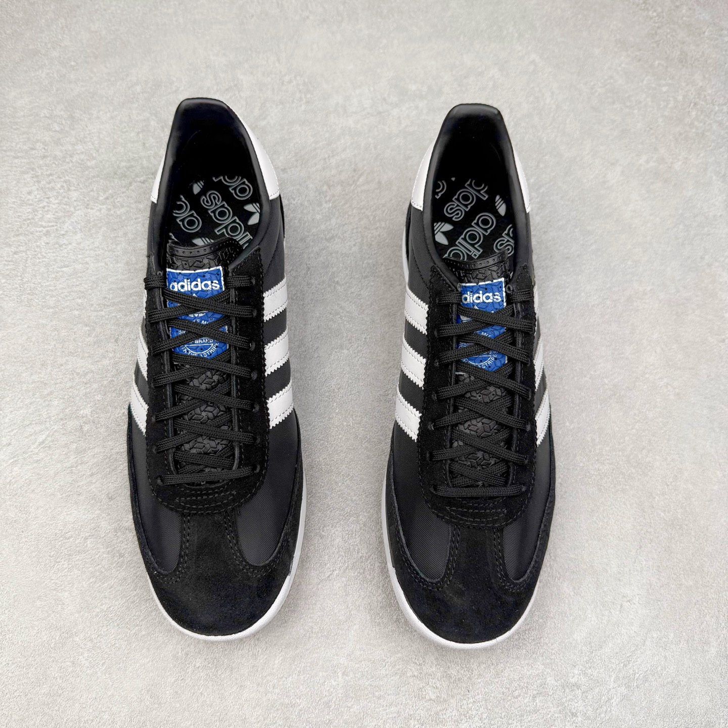 图片[2]-＃HP纯原 AD Wmns SL72 OG 系列德训足球风百搭低帮休闲运动板鞋 IH8017 采用高弹EVA+MODEL+RB三层组合底 区别市面RB一体大底 三层组合鞋底重量与原鞋一致 Originals 将有「T 头鞋」造型的诞生于 1972 年的 SL72 鞋款复刻带回 各位买鞋又有新选择了 1972 年 SL72 问世后 引领了后来阿迪达斯的跑鞋发展方向 其中「SL」代表了 Super Light 彰显了产品轻便的特性 1972 年 SL72 问世后 引领了后来阿迪达斯的跑鞋发展方向 其中「SL」代表了 Super Light 彰显了产品轻便的特性 这次 Originals 延续其轻质经典的基因 带来男女两款 SL72 男生款带来 SL72 RS 鞋型 RS 意为 Reshaped（重塑）鞋款在保留了经典的外观基础上 在尼龙材质里增加了填充物 使鞋型更加挺立和饱满 鞋头则更加圆润 鞋底的 EVA 材质则增加了鞋款的高度 女生款则带来 SL72 OG W 鞋型 OG 顾名思义则是致敬经典款式 相较于 RS（Reshaped）鞋款 鞋身更加纤细 其整体鞋身轮廓、线条、细节、材质上尊崇 70 年代 SL72 的设计 还原经典味道 尺码：36 36⅔ 37⅓ 38 38⅔ 39⅓ 40 40⅔ 41⅓ 42 42⅔ 43⅓ 44 44⅔ 45-选品中心