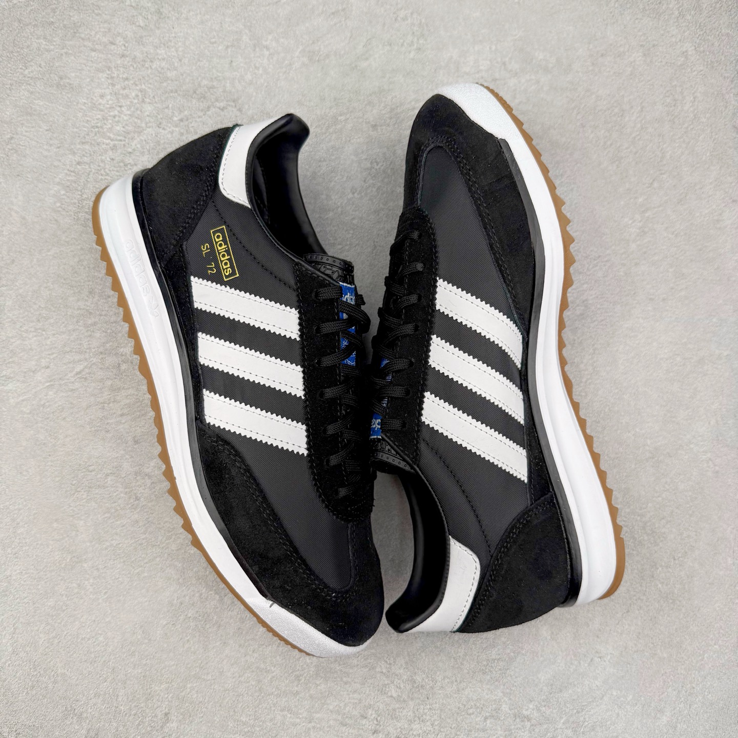 图片[3]-＃HP纯原 AD Wmns SL72 OG 系列德训足球风百搭低帮休闲运动板鞋 IH8017 采用高弹EVA+MODEL+RB三层组合底 区别市面RB一体大底 三层组合鞋底重量与原鞋一致 Originals 将有「T 头鞋」造型的诞生于 1972 年的 SL72 鞋款复刻带回 各位买鞋又有新选择了 1972 年 SL72 问世后 引领了后来阿迪达斯的跑鞋发展方向 其中「SL」代表了 Super Light 彰显了产品轻便的特性 1972 年 SL72 问世后 引领了后来阿迪达斯的跑鞋发展方向 其中「SL」代表了 Super Light 彰显了产品轻便的特性 这次 Originals 延续其轻质经典的基因 带来男女两款 SL72 男生款带来 SL72 RS 鞋型 RS 意为 Reshaped（重塑）鞋款在保留了经典的外观基础上 在尼龙材质里增加了填充物 使鞋型更加挺立和饱满 鞋头则更加圆润 鞋底的 EVA 材质则增加了鞋款的高度 女生款则带来 SL72 OG W 鞋型 OG 顾名思义则是致敬经典款式 相较于 RS（Reshaped）鞋款 鞋身更加纤细 其整体鞋身轮廓、线条、细节、材质上尊崇 70 年代 SL72 的设计 还原经典味道 尺码：36 36⅔ 37⅓ 38 38⅔ 39⅓ 40 40⅔ 41⅓ 42 42⅔ 43⅓ 44 44⅔ 45-选品中心