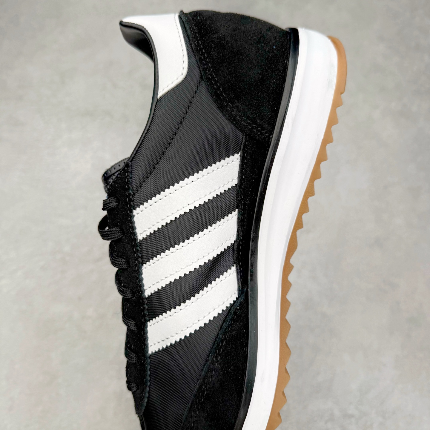 图片[7]-＃HP纯原 AD Wmns SL72 OG 系列德训足球风百搭低帮休闲运动板鞋 IH8017 采用高弹EVA+MODEL+RB三层组合底 区别市面RB一体大底 三层组合鞋底重量与原鞋一致 Originals 将有「T 头鞋」造型的诞生于 1972 年的 SL72 鞋款复刻带回 各位买鞋又有新选择了 1972 年 SL72 问世后 引领了后来阿迪达斯的跑鞋发展方向 其中「SL」代表了 Super Light 彰显了产品轻便的特性 1972 年 SL72 问世后 引领了后来阿迪达斯的跑鞋发展方向 其中「SL」代表了 Super Light 彰显了产品轻便的特性 这次 Originals 延续其轻质经典的基因 带来男女两款 SL72 男生款带来 SL72 RS 鞋型 RS 意为 Reshaped（重塑）鞋款在保留了经典的外观基础上 在尼龙材质里增加了填充物 使鞋型更加挺立和饱满 鞋头则更加圆润 鞋底的 EVA 材质则增加了鞋款的高度 女生款则带来 SL72 OG W 鞋型 OG 顾名思义则是致敬经典款式 相较于 RS（Reshaped）鞋款 鞋身更加纤细 其整体鞋身轮廓、线条、细节、材质上尊崇 70 年代 SL72 的设计 还原经典味道 尺码：36 36⅔ 37⅓ 38 38⅔ 39⅓ 40 40⅔ 41⅓ 42 42⅔ 43⅓ 44 44⅔ 45-选品中心