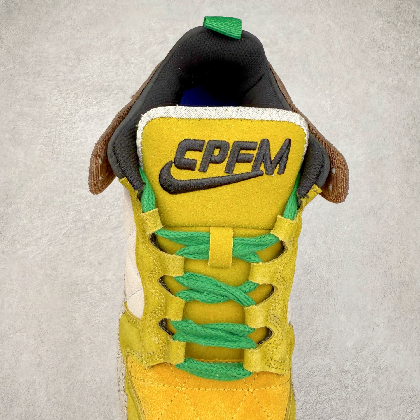 图片[5]-CPFM x NK Dunk Low 联名工地鞋 货号：DM0430 盗以低帮的 Dunk Low 鞋款为蓝本 从材质选用到细节设计 都将「搞怪」风格发挥得淋漓尽致 这双 CPFM x Dunk Low 重制了鞋底和鞋面 并且采用了不对称设计 左鞋外侧呈现白色的 Swoosh 右鞋外侧则简化掉了钩子 以一个阴阳太极标志呈现 中底有泥浆效果 仿佛是穿着这双鞋一脚踏进了泥潭 整体颇具工装色调风格 不看鞋底 还真不太容易看出是一双 Dunk 鞋型 CPFM x NK联名从来都将个性指数拉满 虽然穿搭驾驭存在一定的难度 但也颇受个性潮人玩家的青睐 尺码 36-45-选品中心