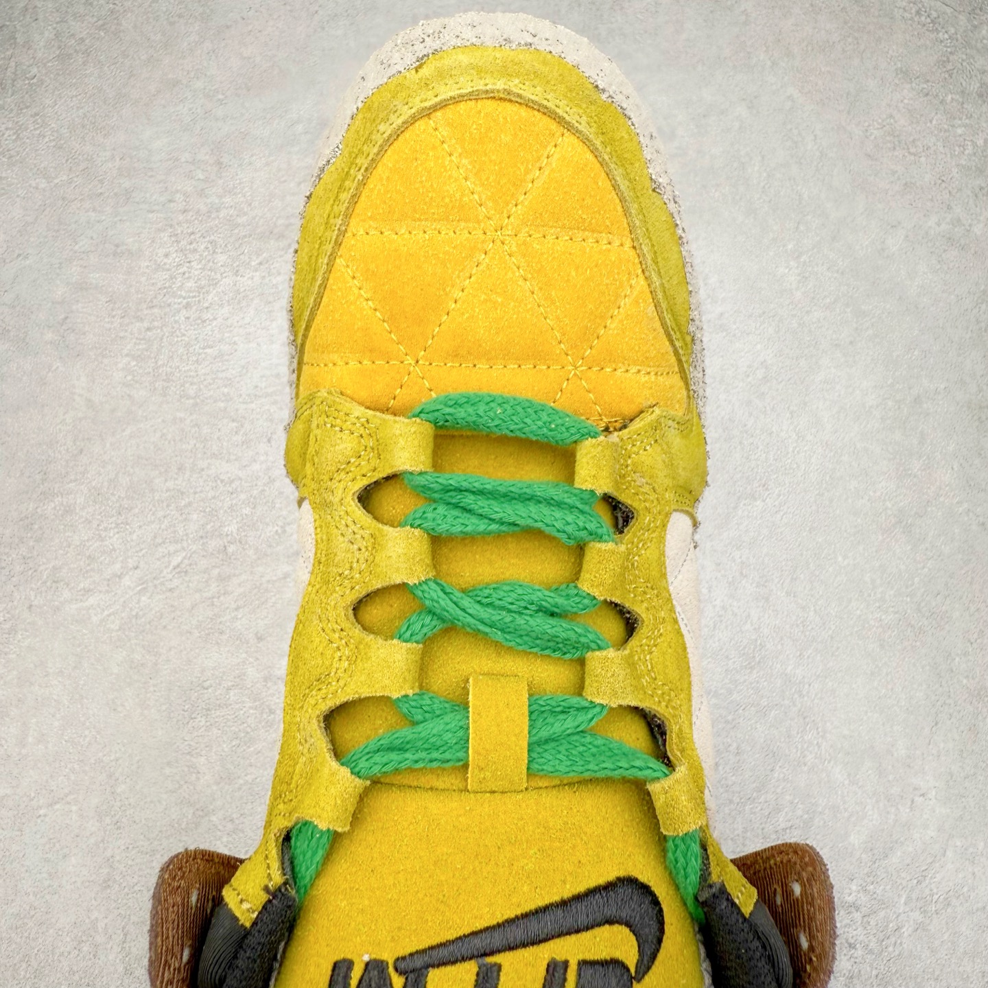 图片[4]-CPFM x NK Dunk Low 联名工地鞋 货号：DM0430 盗以低帮的 Dunk Low 鞋款为蓝本 从材质选用到细节设计 都将「搞怪」风格发挥得淋漓尽致 这双 CPFM x Dunk Low 重制了鞋底和鞋面 并且采用了不对称设计 左鞋外侧呈现白色的 Swoosh 右鞋外侧则简化掉了钩子 以一个阴阳太极标志呈现 中底有泥浆效果 仿佛是穿着这双鞋一脚踏进了泥潭 整体颇具工装色调风格 不看鞋底 还真不太容易看出是一双 Dunk 鞋型 CPFM x NK联名从来都将个性指数拉满 虽然穿搭驾驭存在一定的难度 但也颇受个性潮人玩家的青睐 尺码 36-45-选品中心