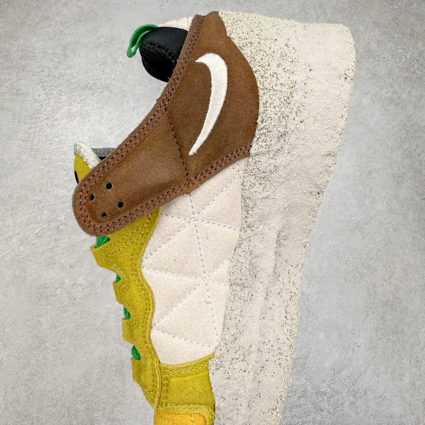 图片[7]-CPFM x NK Dunk Low 联名工地鞋 货号：DM0430 盗以低帮的 Dunk Low 鞋款为蓝本 从材质选用到细节设计 都将「搞怪」风格发挥得淋漓尽致 这双 CPFM x Dunk Low 重制了鞋底和鞋面 并且采用了不对称设计 左鞋外侧呈现白色的 Swoosh 右鞋外侧则简化掉了钩子 以一个阴阳太极标志呈现 中底有泥浆效果 仿佛是穿着这双鞋一脚踏进了泥潭 整体颇具工装色调风格 不看鞋底 还真不太容易看出是一双 Dunk 鞋型 CPFM x NK联名从来都将个性指数拉满 虽然穿搭驾驭存在一定的难度 但也颇受个性潮人玩家的青睐 尺码 36-45-选品中心