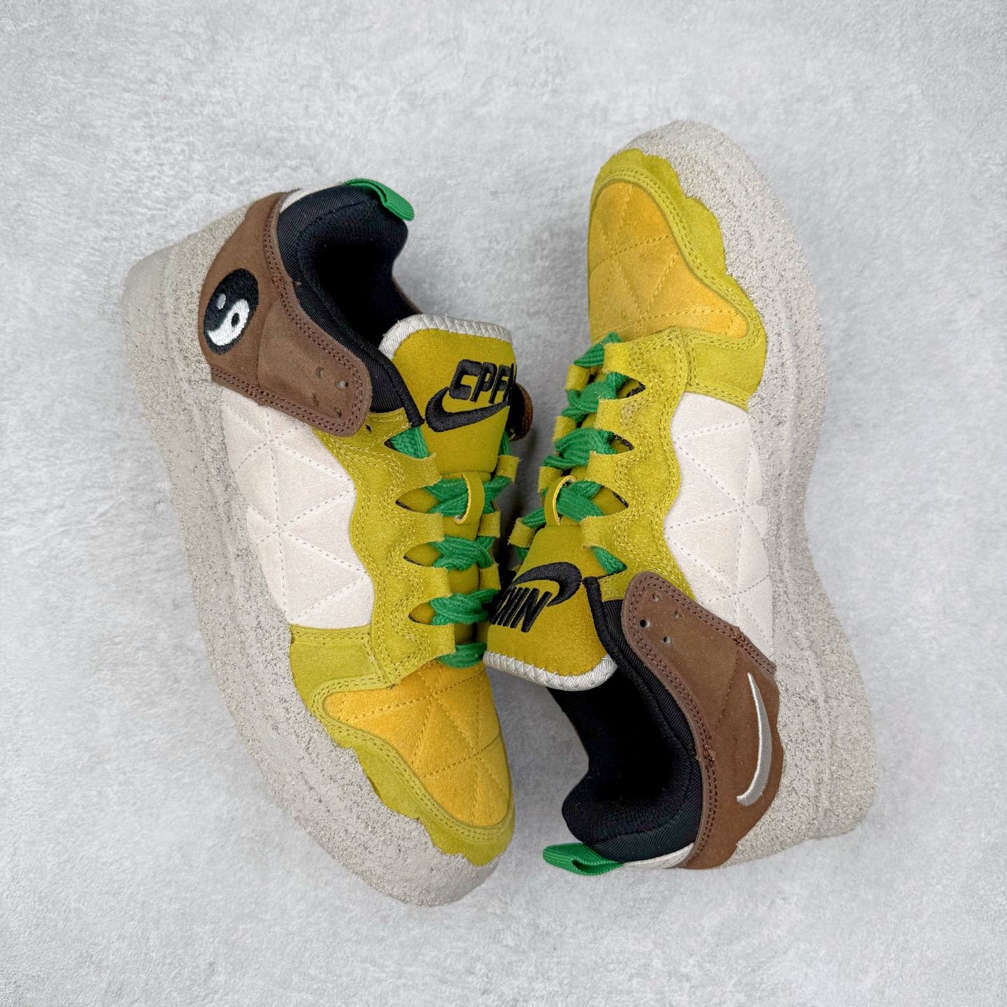 图片[3]-CPFM x NK Dunk Low 联名工地鞋 货号：DM0430 盗以低帮的 Dunk Low 鞋款为蓝本 从材质选用到细节设计 都将「搞怪」风格发挥得淋漓尽致 这双 CPFM x Dunk Low 重制了鞋底和鞋面 并且采用了不对称设计 左鞋外侧呈现白色的 Swoosh 右鞋外侧则简化掉了钩子 以一个阴阳太极标志呈现 中底有泥浆效果 仿佛是穿着这双鞋一脚踏进了泥潭 整体颇具工装色调风格 不看鞋底 还真不太容易看出是一双 Dunk 鞋型 CPFM x NK联名从来都将个性指数拉满 虽然穿搭驾驭存在一定的难度 但也颇受个性潮人玩家的青睐 尺码 36-45-选品中心