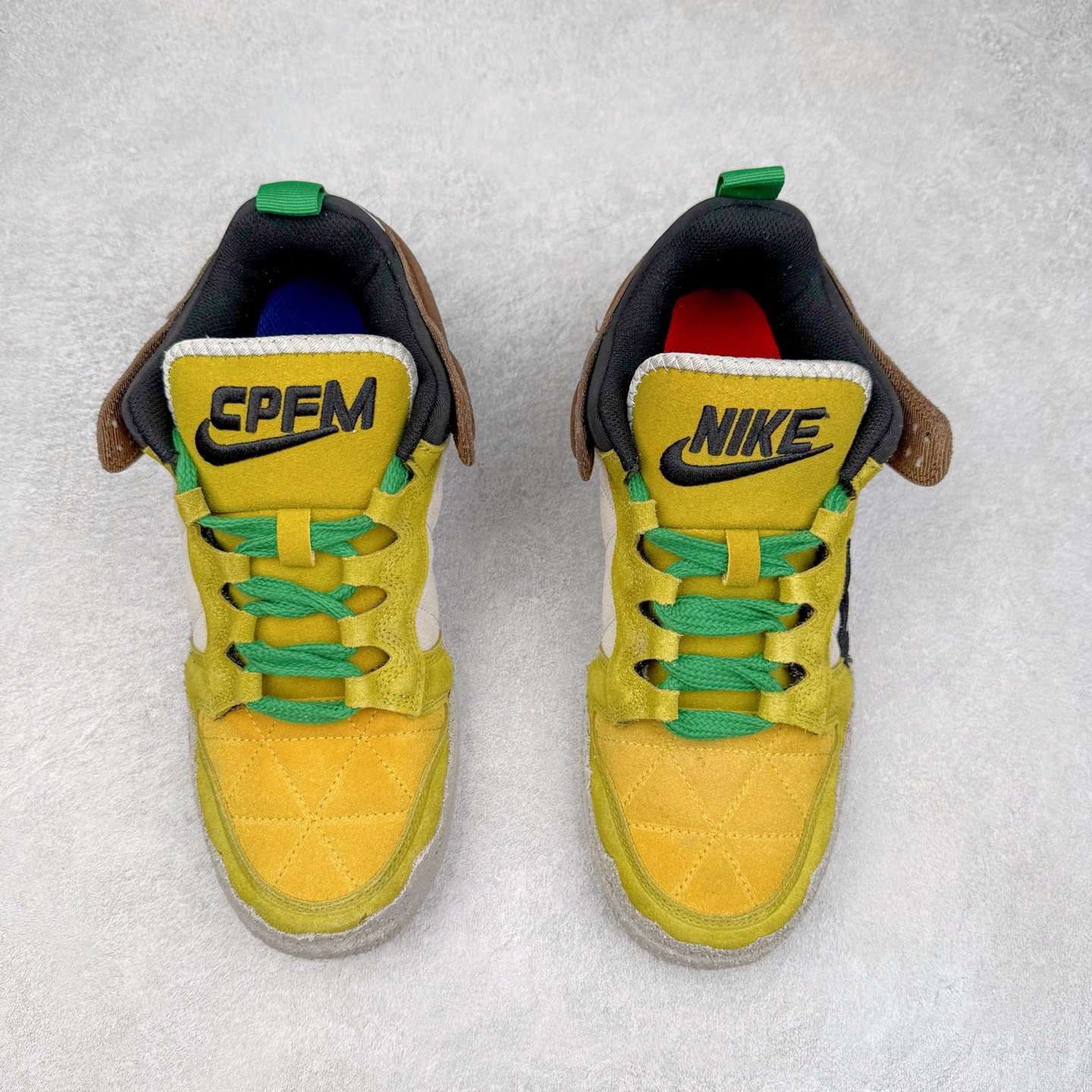 图片[2]-CPFM x NK Dunk Low 联名工地鞋 货号：DM0430 盗以低帮的 Dunk Low 鞋款为蓝本 从材质选用到细节设计 都将「搞怪」风格发挥得淋漓尽致 这双 CPFM x Dunk Low 重制了鞋底和鞋面 并且采用了不对称设计 左鞋外侧呈现白色的 Swoosh 右鞋外侧则简化掉了钩子 以一个阴阳太极标志呈现 中底有泥浆效果 仿佛是穿着这双鞋一脚踏进了泥潭 整体颇具工装色调风格 不看鞋底 还真不太容易看出是一双 Dunk 鞋型 CPFM x NK联名从来都将个性指数拉满 虽然穿搭驾驭存在一定的难度 但也颇受个性潮人玩家的青睐 尺码 36-45-选品中心