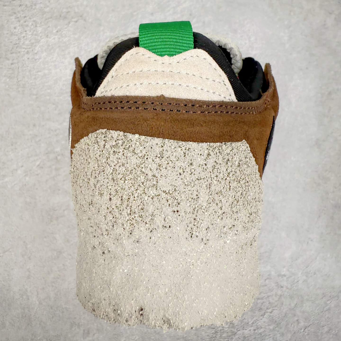 图片[8]-CPFM x NK Dunk Low 联名工地鞋 货号：DM0430 盗以低帮的 Dunk Low 鞋款为蓝本 从材质选用到细节设计 都将「搞怪」风格发挥得淋漓尽致 这双 CPFM x Dunk Low 重制了鞋底和鞋面 并且采用了不对称设计 左鞋外侧呈现白色的 Swoosh 右鞋外侧则简化掉了钩子 以一个阴阳太极标志呈现 中底有泥浆效果 仿佛是穿着这双鞋一脚踏进了泥潭 整体颇具工装色调风格 不看鞋底 还真不太容易看出是一双 Dunk 鞋型 CPFM x NK联名从来都将个性指数拉满 虽然穿搭驾驭存在一定的难度 但也颇受个性潮人玩家的青睐 尺码 36-45-选品中心