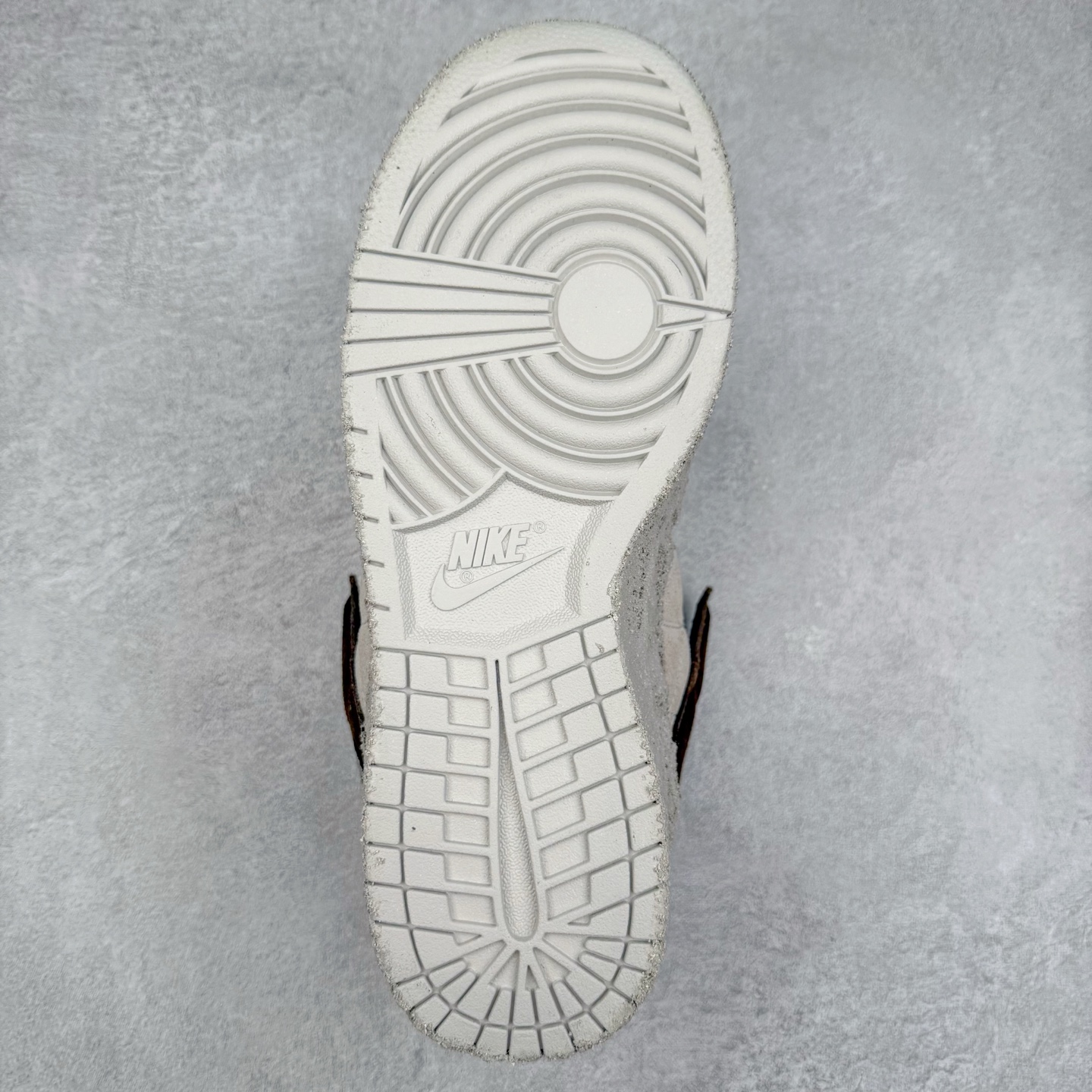 图片[9]-CPFM x NK Dunk Low 联名工地鞋 货号：DM0430 盗以低帮的 Dunk Low 鞋款为蓝本 从材质选用到细节设计 都将「搞怪」风格发挥得淋漓尽致 这双 CPFM x Dunk Low 重制了鞋底和鞋面 并且采用了不对称设计 左鞋外侧呈现白色的 Swoosh 右鞋外侧则简化掉了钩子 以一个阴阳太极标志呈现 中底有泥浆效果 仿佛是穿着这双鞋一脚踏进了泥潭 整体颇具工装色调风格 不看鞋底 还真不太容易看出是一双 Dunk 鞋型 CPFM x NK联名从来都将个性指数拉满 虽然穿搭驾驭存在一定的难度 但也颇受个性潮人玩家的青睐 尺码 36-45-选品中心