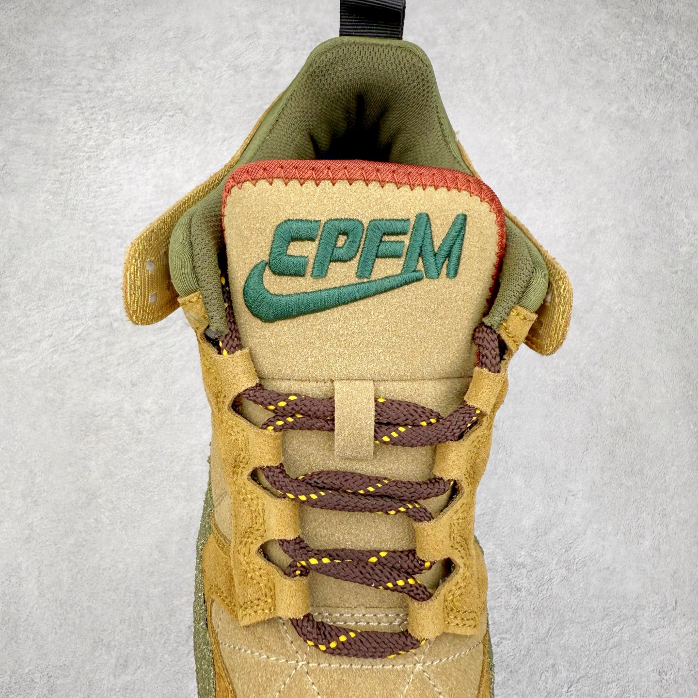 图片[5]-CPFM x NK Dunk Low 联名工地鞋 货号：DM0430 盗以低帮的 Dunk Low 鞋款为蓝本 从材质选用到细节设计 都将「搞怪」风格发挥得淋漓尽致 这双 CPFM x Dunk Low 重制了鞋底和鞋面 并且采用了不对称设计 左鞋外侧呈现白色的 Swoosh 右鞋外侧则简化掉了钩子 以一个阴阳太极标志呈现 中底有泥浆效果 仿佛是穿着这双鞋一脚踏进了泥潭 整体颇具工装色调风格 不看鞋底 还真不太容易看出是一双 Dunk 鞋型 CPFM x NK联名从来都将个性指数拉满 虽然穿搭驾驭存在一定的难度 但也颇受个性潮人玩家的青睐 尺码 36-45-选品中心