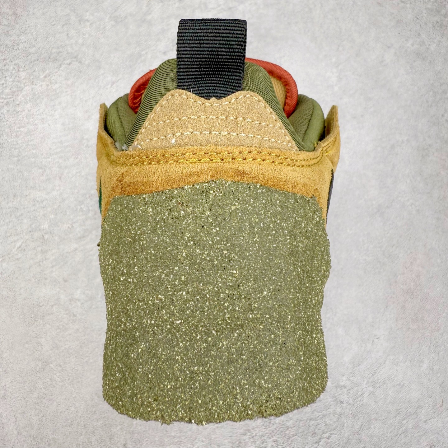 图片[8]-CPFM x NK Dunk Low 联名工地鞋 货号：DM0430 盗以低帮的 Dunk Low 鞋款为蓝本 从材质选用到细节设计 都将「搞怪」风格发挥得淋漓尽致 这双 CPFM x Dunk Low 重制了鞋底和鞋面 并且采用了不对称设计 左鞋外侧呈现白色的 Swoosh 右鞋外侧则简化掉了钩子 以一个阴阳太极标志呈现 中底有泥浆效果 仿佛是穿着这双鞋一脚踏进了泥潭 整体颇具工装色调风格 不看鞋底 还真不太容易看出是一双 Dunk 鞋型 CPFM x NK联名从来都将个性指数拉满 虽然穿搭驾驭存在一定的难度 但也颇受个性潮人玩家的青睐 尺码 36-45-选品中心