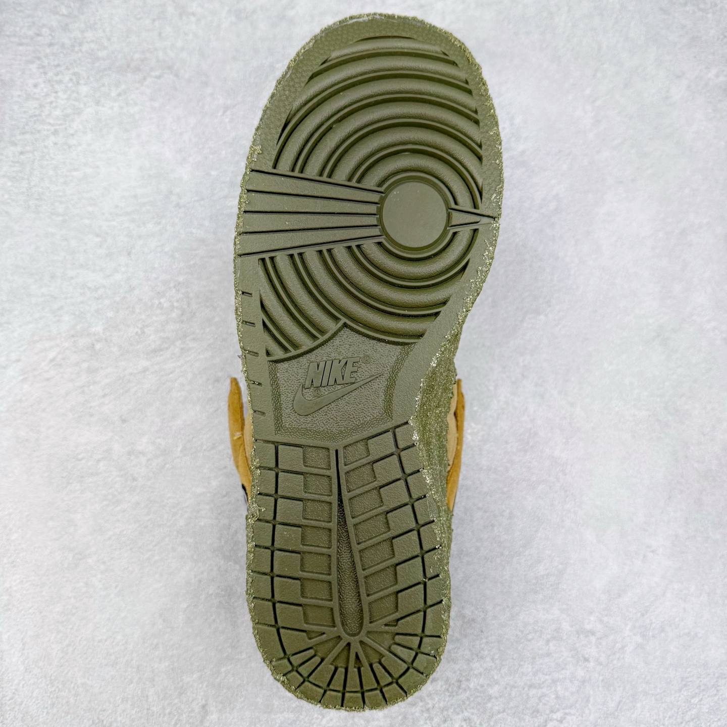 图片[9]-CPFM x NK Dunk Low 联名工地鞋 货号：DM0430 盗以低帮的 Dunk Low 鞋款为蓝本 从材质选用到细节设计 都将「搞怪」风格发挥得淋漓尽致 这双 CPFM x Dunk Low 重制了鞋底和鞋面 并且采用了不对称设计 左鞋外侧呈现白色的 Swoosh 右鞋外侧则简化掉了钩子 以一个阴阳太极标志呈现 中底有泥浆效果 仿佛是穿着这双鞋一脚踏进了泥潭 整体颇具工装色调风格 不看鞋底 还真不太容易看出是一双 Dunk 鞋型 CPFM x NK联名从来都将个性指数拉满 虽然穿搭驾驭存在一定的难度 但也颇受个性潮人玩家的青睐 尺码 36-45-选品中心