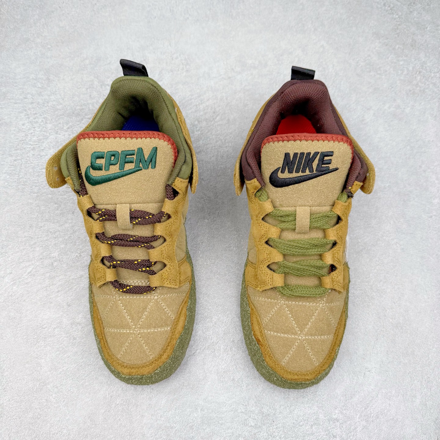 图片[2]-CPFM x NK Dunk Low 联名工地鞋 货号：DM0430 盗以低帮的 Dunk Low 鞋款为蓝本 从材质选用到细节设计 都将「搞怪」风格发挥得淋漓尽致 这双 CPFM x Dunk Low 重制了鞋底和鞋面 并且采用了不对称设计 左鞋外侧呈现白色的 Swoosh 右鞋外侧则简化掉了钩子 以一个阴阳太极标志呈现 中底有泥浆效果 仿佛是穿着这双鞋一脚踏进了泥潭 整体颇具工装色调风格 不看鞋底 还真不太容易看出是一双 Dunk 鞋型 CPFM x NK联名从来都将个性指数拉满 虽然穿搭驾驭存在一定的难度 但也颇受个性潮人玩家的青睐 尺码 36-45-选品中心