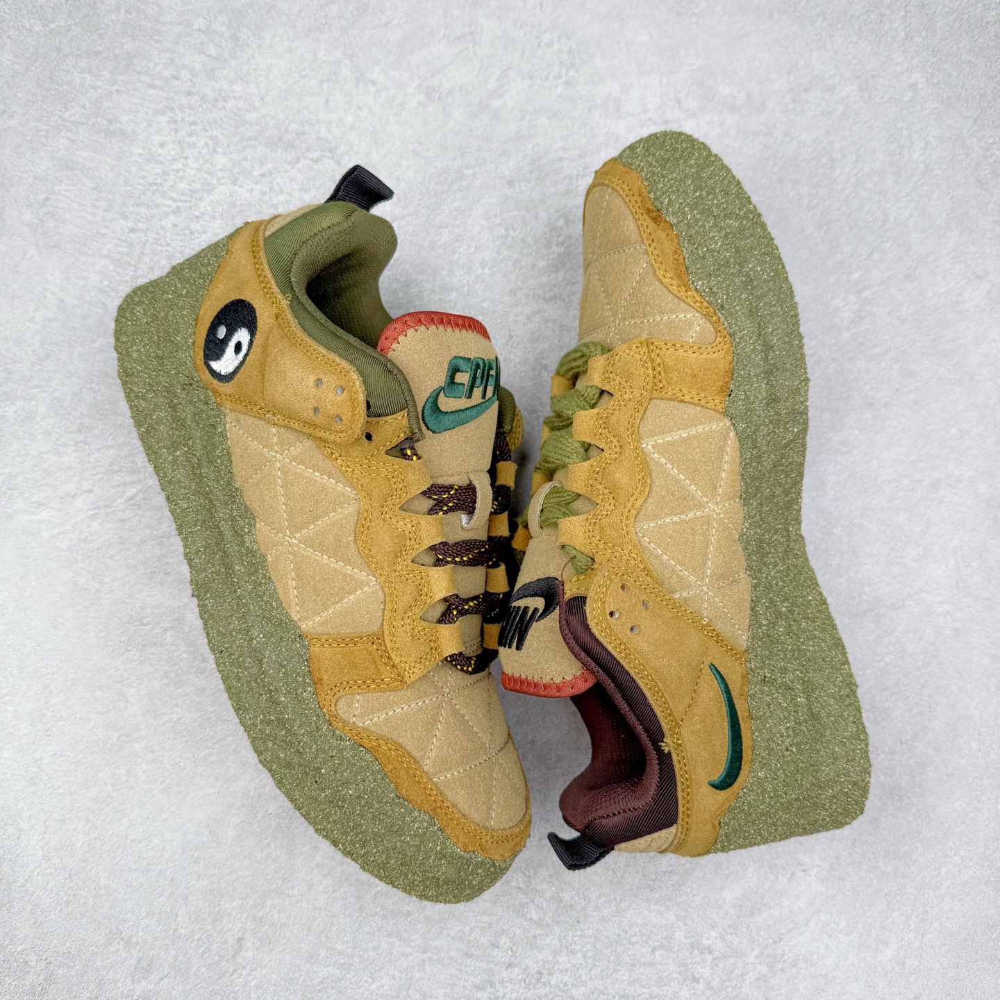 图片[3]-CPFM x NK Dunk Low 联名工地鞋 货号：DM0430 盗以低帮的 Dunk Low 鞋款为蓝本 从材质选用到细节设计 都将「搞怪」风格发挥得淋漓尽致 这双 CPFM x Dunk Low 重制了鞋底和鞋面 并且采用了不对称设计 左鞋外侧呈现白色的 Swoosh 右鞋外侧则简化掉了钩子 以一个阴阳太极标志呈现 中底有泥浆效果 仿佛是穿着这双鞋一脚踏进了泥潭 整体颇具工装色调风格 不看鞋底 还真不太容易看出是一双 Dunk 鞋型 CPFM x NK联名从来都将个性指数拉满 虽然穿搭驾驭存在一定的难度 但也颇受个性潮人玩家的青睐 尺码 36-45-选品中心