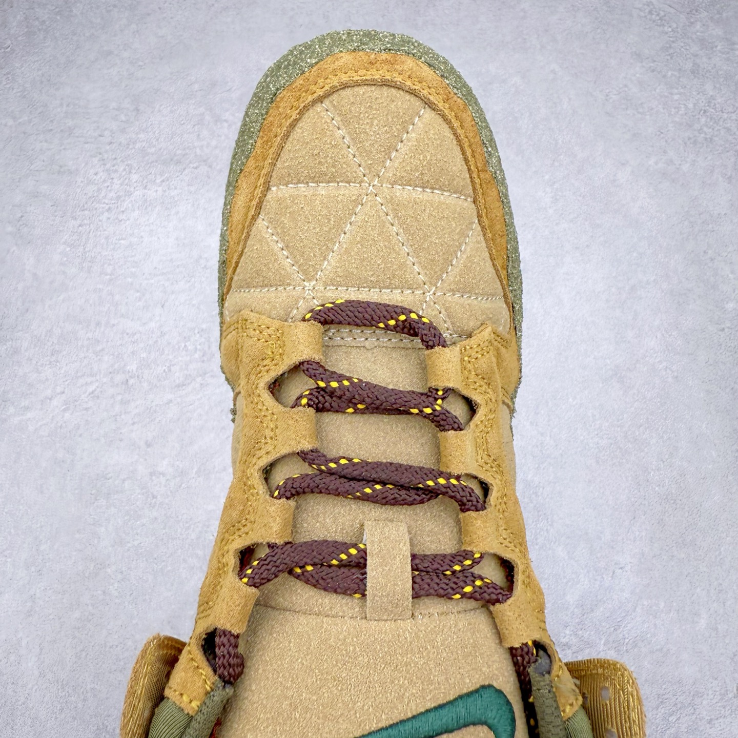 图片[4]-CPFM x NK Dunk Low 联名工地鞋 货号：DM0430 盗以低帮的 Dunk Low 鞋款为蓝本 从材质选用到细节设计 都将「搞怪」风格发挥得淋漓尽致 这双 CPFM x Dunk Low 重制了鞋底和鞋面 并且采用了不对称设计 左鞋外侧呈现白色的 Swoosh 右鞋外侧则简化掉了钩子 以一个阴阳太极标志呈现 中底有泥浆效果 仿佛是穿着这双鞋一脚踏进了泥潭 整体颇具工装色调风格 不看鞋底 还真不太容易看出是一双 Dunk 鞋型 CPFM x NK联名从来都将个性指数拉满 虽然穿搭驾驭存在一定的难度 但也颇受个性潮人玩家的青睐 尺码 36-45-选品中心