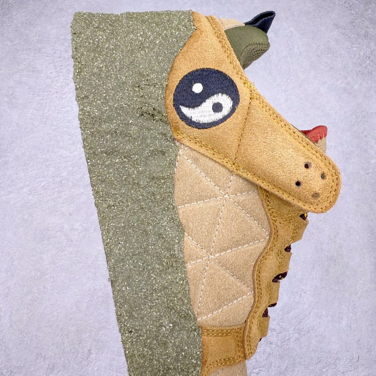 图片[6]-CPFM x NK Dunk Low 联名工地鞋 货号：DM0430 盗以低帮的 Dunk Low 鞋款为蓝本 从材质选用到细节设计 都将「搞怪」风格发挥得淋漓尽致 这双 CPFM x Dunk Low 重制了鞋底和鞋面 并且采用了不对称设计 左鞋外侧呈现白色的 Swoosh 右鞋外侧则简化掉了钩子 以一个阴阳太极标志呈现 中底有泥浆效果 仿佛是穿着这双鞋一脚踏进了泥潭 整体颇具工装色调风格 不看鞋底 还真不太容易看出是一双 Dunk 鞋型 CPFM x NK联名从来都将个性指数拉满 虽然穿搭驾驭存在一定的难度 但也颇受个性潮人玩家的青睐 尺码 36-45-选品中心