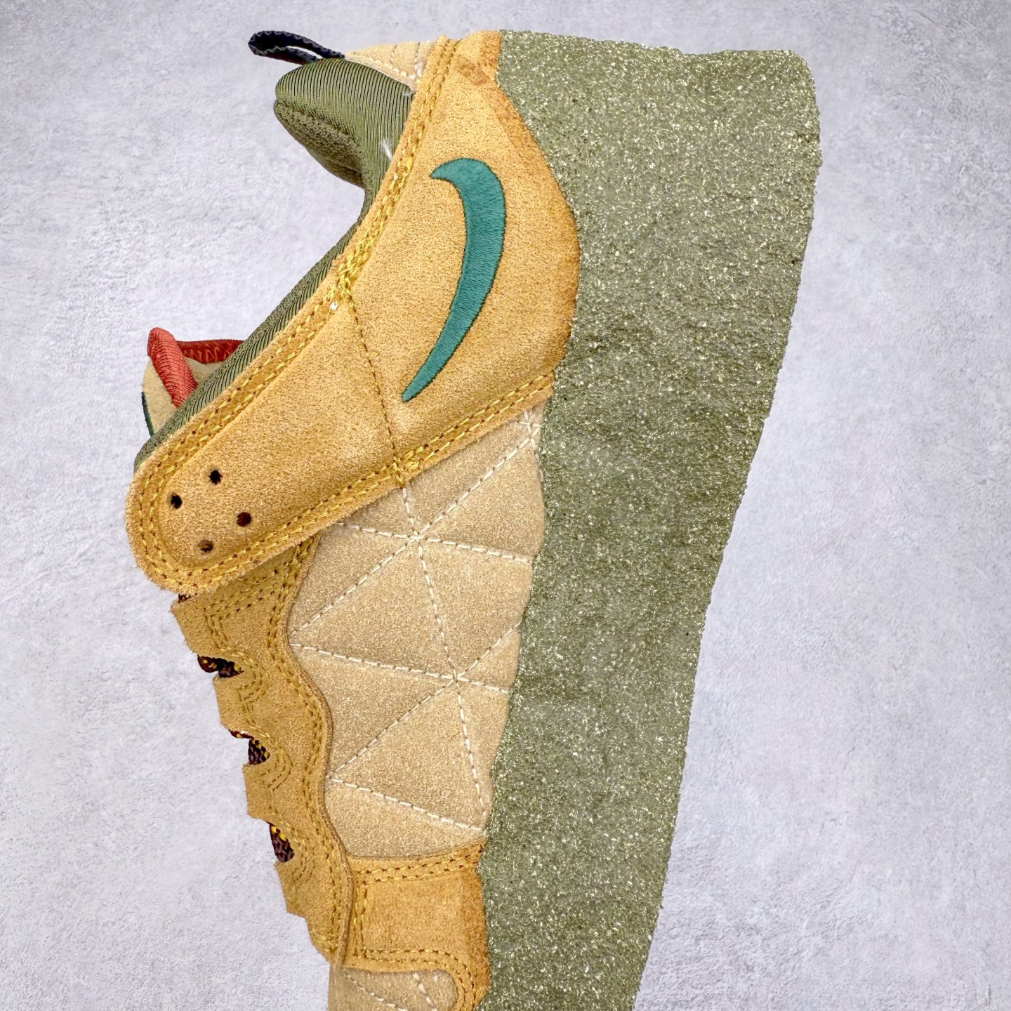 图片[7]-CPFM x NK Dunk Low 联名工地鞋 货号：DM0430 盗以低帮的 Dunk Low 鞋款为蓝本 从材质选用到细节设计 都将「搞怪」风格发挥得淋漓尽致 这双 CPFM x Dunk Low 重制了鞋底和鞋面 并且采用了不对称设计 左鞋外侧呈现白色的 Swoosh 右鞋外侧则简化掉了钩子 以一个阴阳太极标志呈现 中底有泥浆效果 仿佛是穿着这双鞋一脚踏进了泥潭 整体颇具工装色调风格 不看鞋底 还真不太容易看出是一双 Dunk 鞋型 CPFM x NK联名从来都将个性指数拉满 虽然穿搭驾驭存在一定的难度 但也颇受个性潮人玩家的青睐 尺码 36-45-选品中心