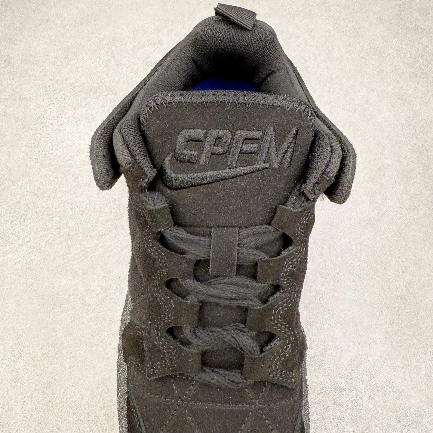 图片[5]-CPFM x NK Dunk Low 联名工地鞋 货号：DM0430 盗以低帮的 Dunk Low 鞋款为蓝本 从材质选用到细节设计 都将「搞怪」风格发挥得淋漓尽致 这双 CPFM x Dunk Low 重制了鞋底和鞋面 并且采用了不对称设计 左鞋外侧呈现白色的 Swoosh 右鞋外侧则简化掉了钩子 以一个阴阳太极标志呈现 中底有泥浆效果 仿佛是穿着这双鞋一脚踏进了泥潭 整体颇具工装色调风格 不看鞋底 还真不太容易看出是一双 Dunk 鞋型 CPFM x NK联名从来都将个性指数拉满 虽然穿搭驾驭存在一定的难度 但也颇受个性潮人玩家的青睐 尺码 36-45-选品中心