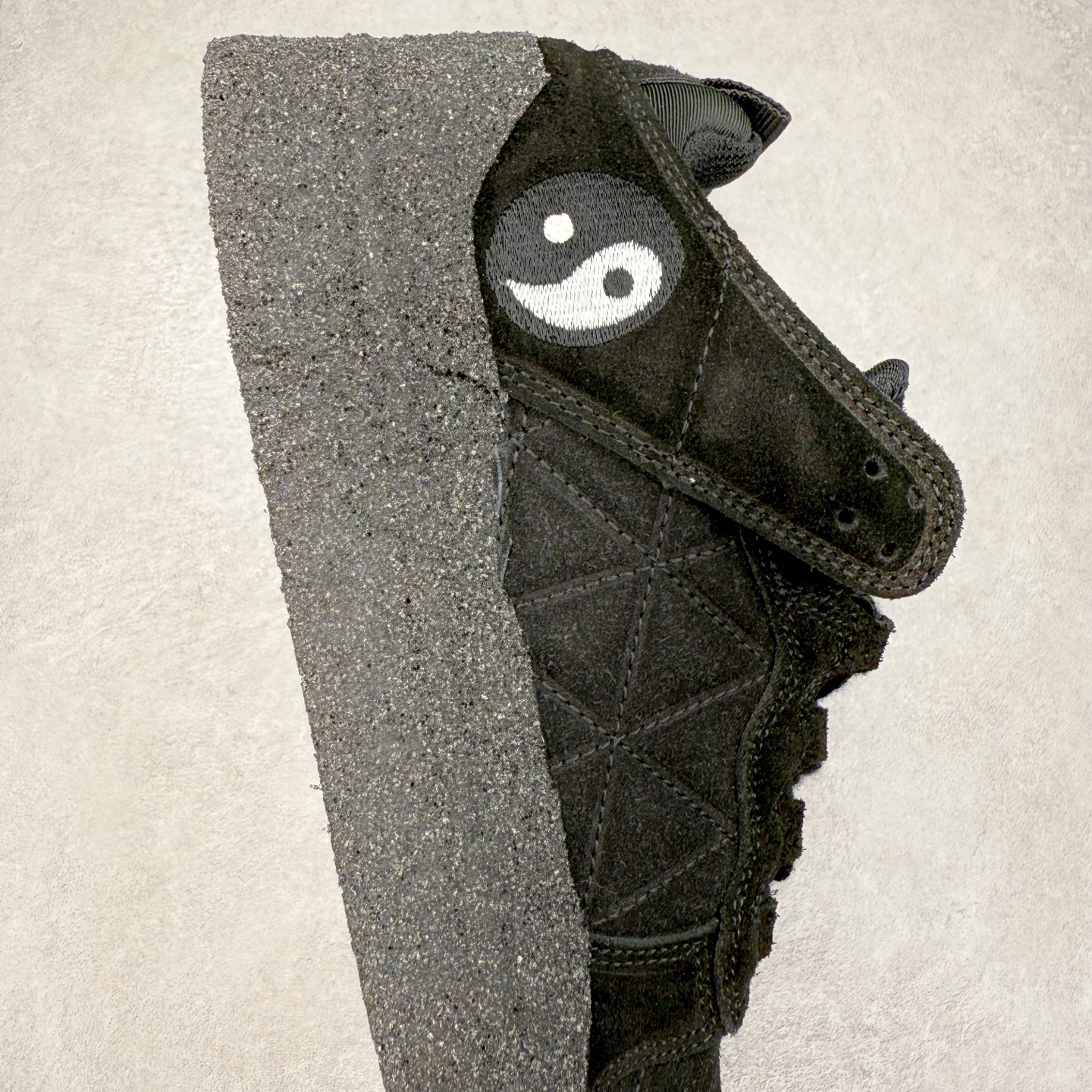 图片[6]-CPFM x NK Dunk Low 联名工地鞋 货号：DM0430 盗以低帮的 Dunk Low 鞋款为蓝本 从材质选用到细节设计 都将「搞怪」风格发挥得淋漓尽致 这双 CPFM x Dunk Low 重制了鞋底和鞋面 并且采用了不对称设计 左鞋外侧呈现白色的 Swoosh 右鞋外侧则简化掉了钩子 以一个阴阳太极标志呈现 中底有泥浆效果 仿佛是穿着这双鞋一脚踏进了泥潭 整体颇具工装色调风格 不看鞋底 还真不太容易看出是一双 Dunk 鞋型 CPFM x NK联名从来都将个性指数拉满 虽然穿搭驾驭存在一定的难度 但也颇受个性潮人玩家的青睐 尺码 36-45-选品中心