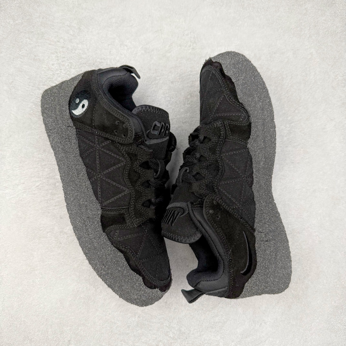 图片[3]-CPFM x NK Dunk Low 联名工地鞋 货号：DM0430 盗以低帮的 Dunk Low 鞋款为蓝本 从材质选用到细节设计 都将「搞怪」风格发挥得淋漓尽致 这双 CPFM x Dunk Low 重制了鞋底和鞋面 并且采用了不对称设计 左鞋外侧呈现白色的 Swoosh 右鞋外侧则简化掉了钩子 以一个阴阳太极标志呈现 中底有泥浆效果 仿佛是穿着这双鞋一脚踏进了泥潭 整体颇具工装色调风格 不看鞋底 还真不太容易看出是一双 Dunk 鞋型 CPFM x NK联名从来都将个性指数拉满 虽然穿搭驾驭存在一定的难度 但也颇受个性潮人玩家的青睐 尺码 36-45-选品中心