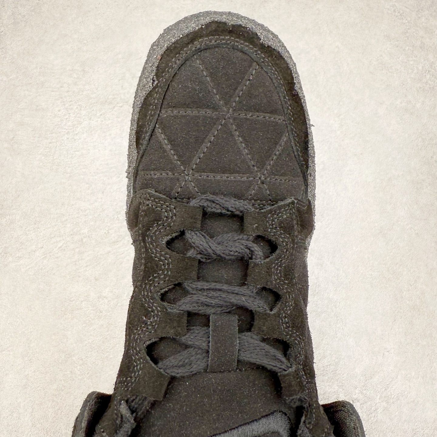 图片[4]-CPFM x NK Dunk Low 联名工地鞋 货号：DM0430 盗以低帮的 Dunk Low 鞋款为蓝本 从材质选用到细节设计 都将「搞怪」风格发挥得淋漓尽致 这双 CPFM x Dunk Low 重制了鞋底和鞋面 并且采用了不对称设计 左鞋外侧呈现白色的 Swoosh 右鞋外侧则简化掉了钩子 以一个阴阳太极标志呈现 中底有泥浆效果 仿佛是穿着这双鞋一脚踏进了泥潭 整体颇具工装色调风格 不看鞋底 还真不太容易看出是一双 Dunk 鞋型 CPFM x NK联名从来都将个性指数拉满 虽然穿搭驾驭存在一定的难度 但也颇受个性潮人玩家的青睐 尺码 36-45-选品中心