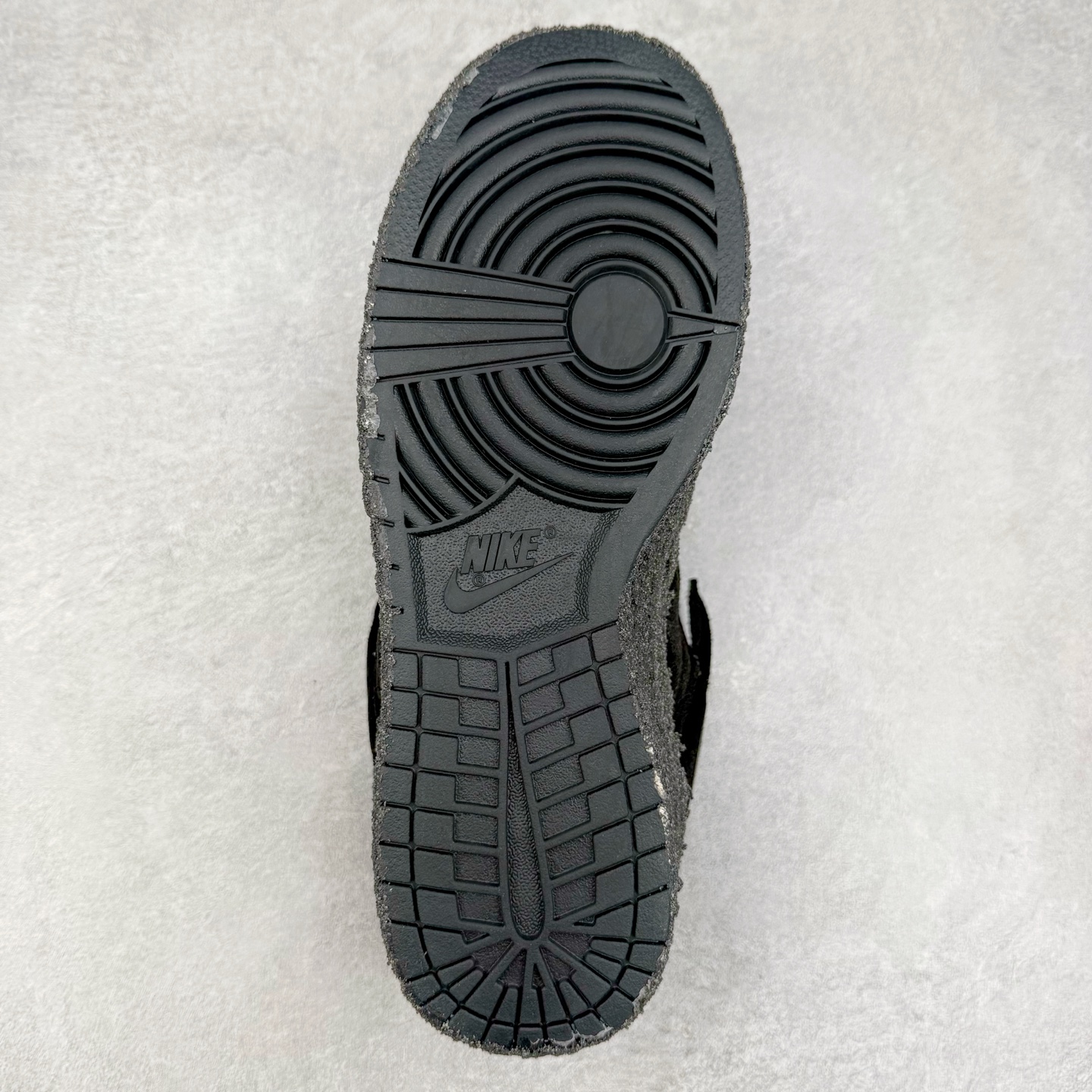 图片[9]-CPFM x NK Dunk Low 联名工地鞋 货号：DM0430 盗以低帮的 Dunk Low 鞋款为蓝本 从材质选用到细节设计 都将「搞怪」风格发挥得淋漓尽致 这双 CPFM x Dunk Low 重制了鞋底和鞋面 并且采用了不对称设计 左鞋外侧呈现白色的 Swoosh 右鞋外侧则简化掉了钩子 以一个阴阳太极标志呈现 中底有泥浆效果 仿佛是穿着这双鞋一脚踏进了泥潭 整体颇具工装色调风格 不看鞋底 还真不太容易看出是一双 Dunk 鞋型 CPFM x NK联名从来都将个性指数拉满 虽然穿搭驾驭存在一定的难度 但也颇受个性潮人玩家的青睐 尺码 36-45-选品中心