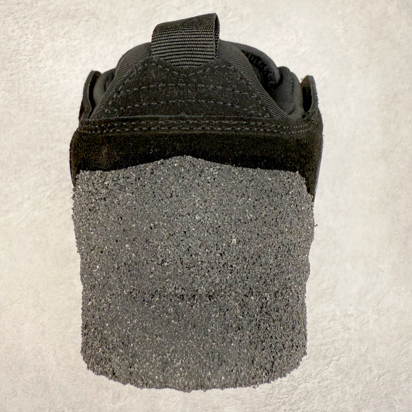 图片[8]-CPFM x NK Dunk Low 联名工地鞋 货号：DM0430 盗以低帮的 Dunk Low 鞋款为蓝本 从材质选用到细节设计 都将「搞怪」风格发挥得淋漓尽致 这双 CPFM x Dunk Low 重制了鞋底和鞋面 并且采用了不对称设计 左鞋外侧呈现白色的 Swoosh 右鞋外侧则简化掉了钩子 以一个阴阳太极标志呈现 中底有泥浆效果 仿佛是穿着这双鞋一脚踏进了泥潭 整体颇具工装色调风格 不看鞋底 还真不太容易看出是一双 Dunk 鞋型 CPFM x NK联名从来都将个性指数拉满 虽然穿搭驾驭存在一定的难度 但也颇受个性潮人玩家的青睐 尺码 36-45-选品中心