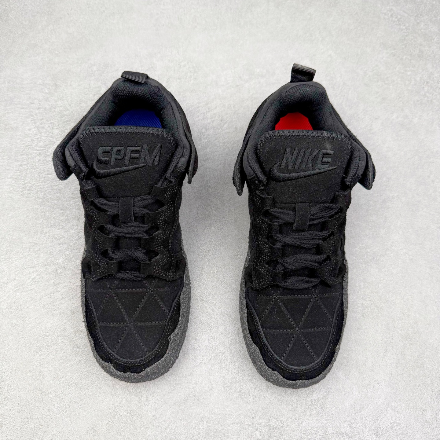 图片[2]-CPFM x NK Dunk Low 联名工地鞋 货号：DM0430 盗以低帮的 Dunk Low 鞋款为蓝本 从材质选用到细节设计 都将「搞怪」风格发挥得淋漓尽致 这双 CPFM x Dunk Low 重制了鞋底和鞋面 并且采用了不对称设计 左鞋外侧呈现白色的 Swoosh 右鞋外侧则简化掉了钩子 以一个阴阳太极标志呈现 中底有泥浆效果 仿佛是穿着这双鞋一脚踏进了泥潭 整体颇具工装色调风格 不看鞋底 还真不太容易看出是一双 Dunk 鞋型 CPFM x NK联名从来都将个性指数拉满 虽然穿搭驾驭存在一定的难度 但也颇受个性潮人玩家的青睐 尺码 36-45-选品中心