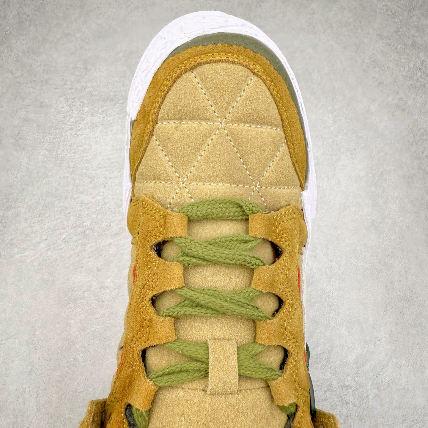 图片[4]-CPFM x NK Dunk Low 联名工地鞋 货号：DM0430 盗以低帮的 Dunk Low 鞋款为蓝本 从材质选用到细节设计 都将「搞怪」风格发挥得淋漓尽致 这双 CPFM x Dunk Low 重制了鞋底和鞋面 并且采用了不对称设计 左鞋外侧呈现白色的 Swoosh 右鞋外侧则简化掉了钩子 以一个阴阳太极标志呈现 中底有泥浆效果 仿佛是穿着这双鞋一脚踏进了泥潭 整体颇具工装色调风格 不看鞋底 还真不太容易看出是一双 Dunk 鞋型 CPFM x NK联名从来都将个性指数拉满 虽然穿搭驾驭存在一定的难度 但也颇受个性潮人玩家的青睐 尺码 36-45-选品中心