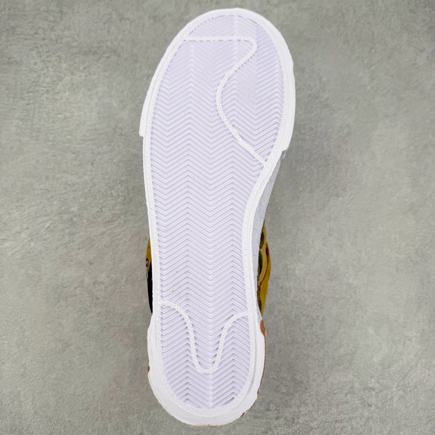 图片[9]-CPFM x NK Dunk Low 联名工地鞋 货号：DM0430 盗以低帮的 Dunk Low 鞋款为蓝本 从材质选用到细节设计 都将「搞怪」风格发挥得淋漓尽致 这双 CPFM x Dunk Low 重制了鞋底和鞋面 并且采用了不对称设计 左鞋外侧呈现白色的 Swoosh 右鞋外侧则简化掉了钩子 以一个阴阳太极标志呈现 中底有泥浆效果 仿佛是穿着这双鞋一脚踏进了泥潭 整体颇具工装色调风格 不看鞋底 还真不太容易看出是一双 Dunk 鞋型 CPFM x NK联名从来都将个性指数拉满 虽然穿搭驾驭存在一定的难度 但也颇受个性潮人玩家的青睐 尺码 36-45-选品中心