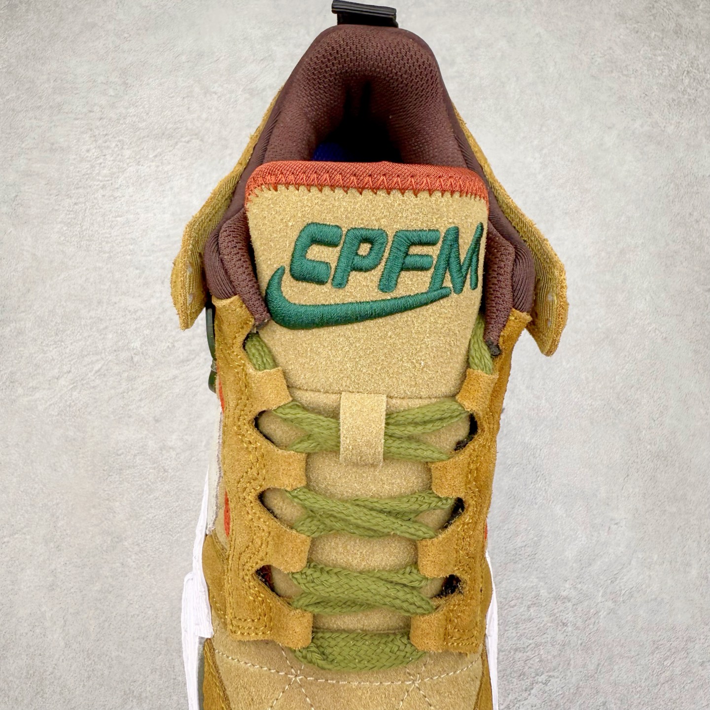 图片[5]-CPFM x NK Dunk Low 联名工地鞋 货号：DM0430 盗以低帮的 Dunk Low 鞋款为蓝本 从材质选用到细节设计 都将「搞怪」风格发挥得淋漓尽致 这双 CPFM x Dunk Low 重制了鞋底和鞋面 并且采用了不对称设计 左鞋外侧呈现白色的 Swoosh 右鞋外侧则简化掉了钩子 以一个阴阳太极标志呈现 中底有泥浆效果 仿佛是穿着这双鞋一脚踏进了泥潭 整体颇具工装色调风格 不看鞋底 还真不太容易看出是一双 Dunk 鞋型 CPFM x NK联名从来都将个性指数拉满 虽然穿搭驾驭存在一定的难度 但也颇受个性潮人玩家的青睐 尺码 36-45-选品中心