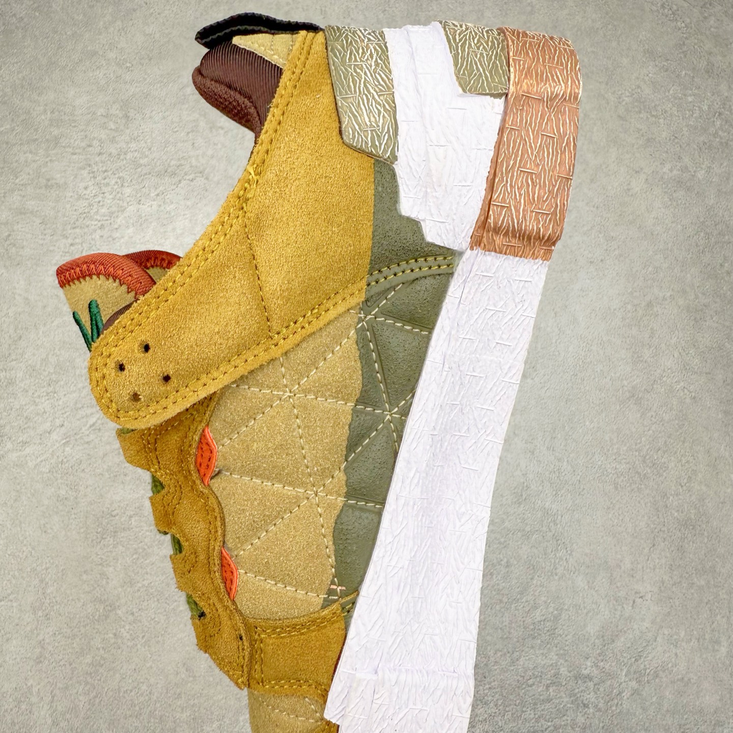 图片[7]-CPFM x NK Dunk Low 联名工地鞋 货号：DM0430 盗以低帮的 Dunk Low 鞋款为蓝本 从材质选用到细节设计 都将「搞怪」风格发挥得淋漓尽致 这双 CPFM x Dunk Low 重制了鞋底和鞋面 并且采用了不对称设计 左鞋外侧呈现白色的 Swoosh 右鞋外侧则简化掉了钩子 以一个阴阳太极标志呈现 中底有泥浆效果 仿佛是穿着这双鞋一脚踏进了泥潭 整体颇具工装色调风格 不看鞋底 还真不太容易看出是一双 Dunk 鞋型 CPFM x NK联名从来都将个性指数拉满 虽然穿搭驾驭存在一定的难度 但也颇受个性潮人玩家的青睐 尺码 36-45-选品中心