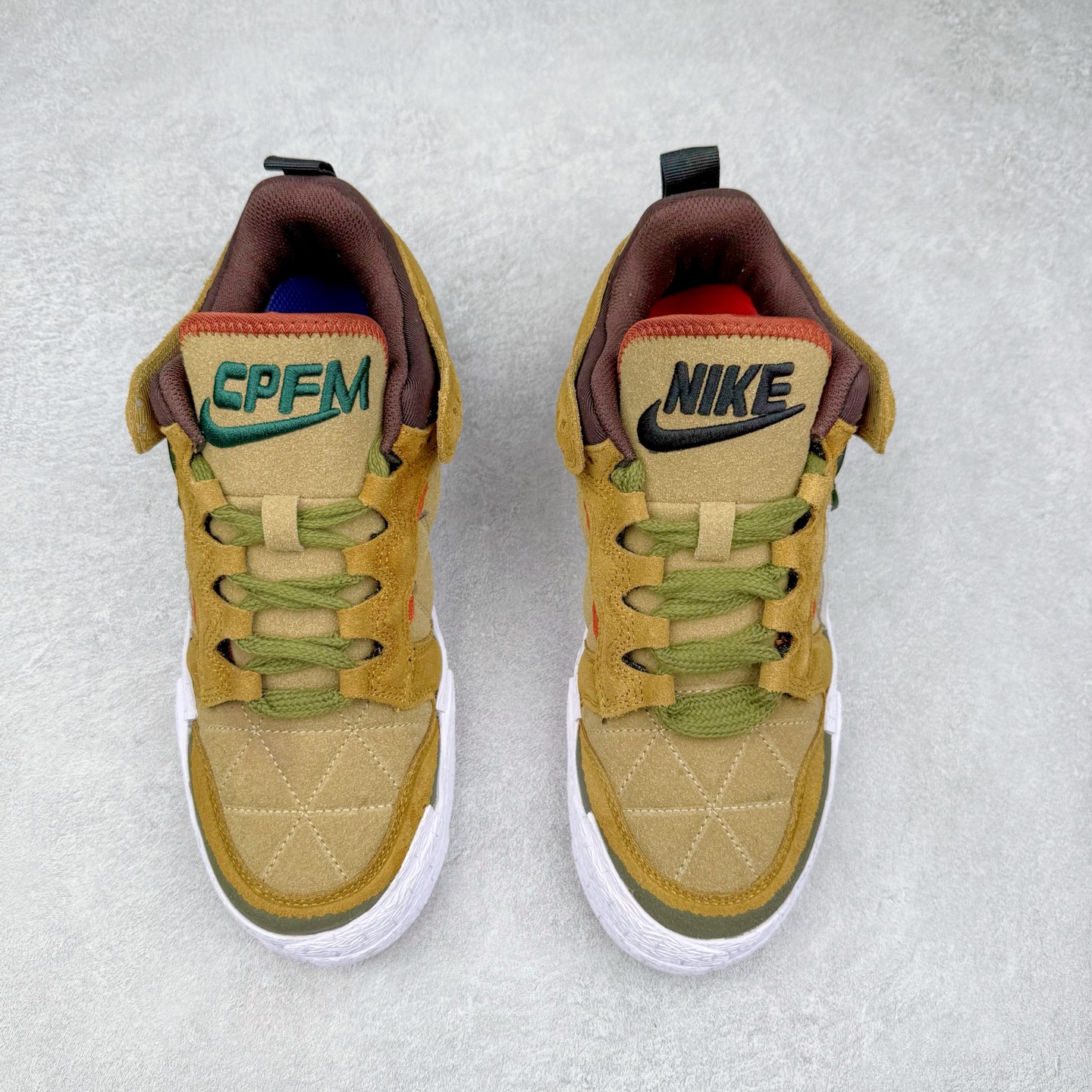 图片[2]-CPFM x NK Dunk Low 联名工地鞋 货号：DM0430 盗以低帮的 Dunk Low 鞋款为蓝本 从材质选用到细节设计 都将「搞怪」风格发挥得淋漓尽致 这双 CPFM x Dunk Low 重制了鞋底和鞋面 并且采用了不对称设计 左鞋外侧呈现白色的 Swoosh 右鞋外侧则简化掉了钩子 以一个阴阳太极标志呈现 中底有泥浆效果 仿佛是穿着这双鞋一脚踏进了泥潭 整体颇具工装色调风格 不看鞋底 还真不太容易看出是一双 Dunk 鞋型 CPFM x NK联名从来都将个性指数拉满 虽然穿搭驾驭存在一定的难度 但也颇受个性潮人玩家的青睐 尺码 36-45-选品中心