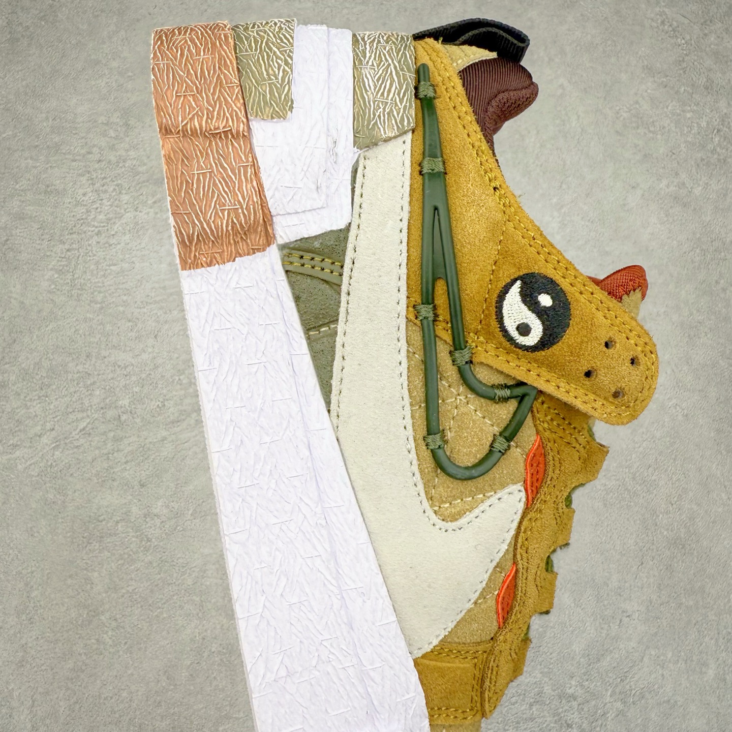 图片[6]-CPFM x NK Dunk Low 联名工地鞋 货号：DM0430 盗以低帮的 Dunk Low 鞋款为蓝本 从材质选用到细节设计 都将「搞怪」风格发挥得淋漓尽致 这双 CPFM x Dunk Low 重制了鞋底和鞋面 并且采用了不对称设计 左鞋外侧呈现白色的 Swoosh 右鞋外侧则简化掉了钩子 以一个阴阳太极标志呈现 中底有泥浆效果 仿佛是穿着这双鞋一脚踏进了泥潭 整体颇具工装色调风格 不看鞋底 还真不太容易看出是一双 Dunk 鞋型 CPFM x NK联名从来都将个性指数拉满 虽然穿搭驾驭存在一定的难度 但也颇受个性潮人玩家的青睐 尺码 36-45-选品中心