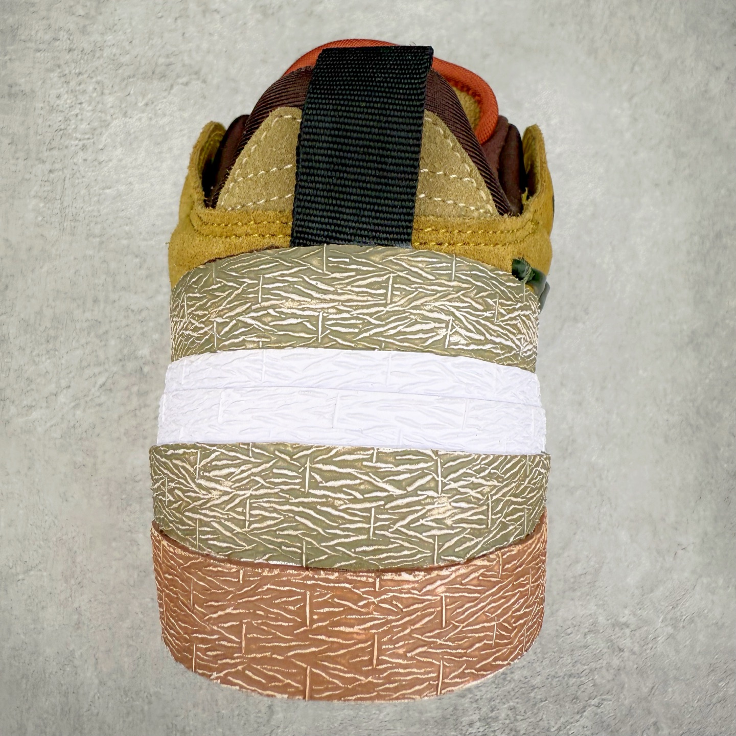 图片[8]-CPFM x NK Dunk Low 联名工地鞋 货号：DM0430 盗以低帮的 Dunk Low 鞋款为蓝本 从材质选用到细节设计 都将「搞怪」风格发挥得淋漓尽致 这双 CPFM x Dunk Low 重制了鞋底和鞋面 并且采用了不对称设计 左鞋外侧呈现白色的 Swoosh 右鞋外侧则简化掉了钩子 以一个阴阳太极标志呈现 中底有泥浆效果 仿佛是穿着这双鞋一脚踏进了泥潭 整体颇具工装色调风格 不看鞋底 还真不太容易看出是一双 Dunk 鞋型 CPFM x NK联名从来都将个性指数拉满 虽然穿搭驾驭存在一定的难度 但也颇受个性潮人玩家的青睐 尺码 36-45-选品中心