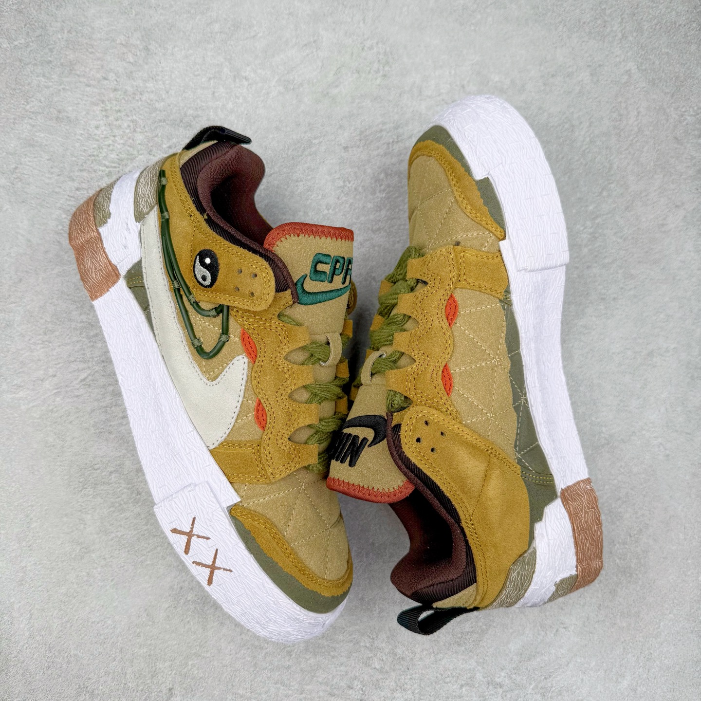 图片[3]-CPFM x NK Dunk Low 联名工地鞋 货号：DM0430 盗以低帮的 Dunk Low 鞋款为蓝本 从材质选用到细节设计 都将「搞怪」风格发挥得淋漓尽致 这双 CPFM x Dunk Low 重制了鞋底和鞋面 并且采用了不对称设计 左鞋外侧呈现白色的 Swoosh 右鞋外侧则简化掉了钩子 以一个阴阳太极标志呈现 中底有泥浆效果 仿佛是穿着这双鞋一脚踏进了泥潭 整体颇具工装色调风格 不看鞋底 还真不太容易看出是一双 Dunk 鞋型 CPFM x NK联名从来都将个性指数拉满 虽然穿搭驾驭存在一定的难度 但也颇受个性潮人玩家的青睐 尺码 36-45-选品中心