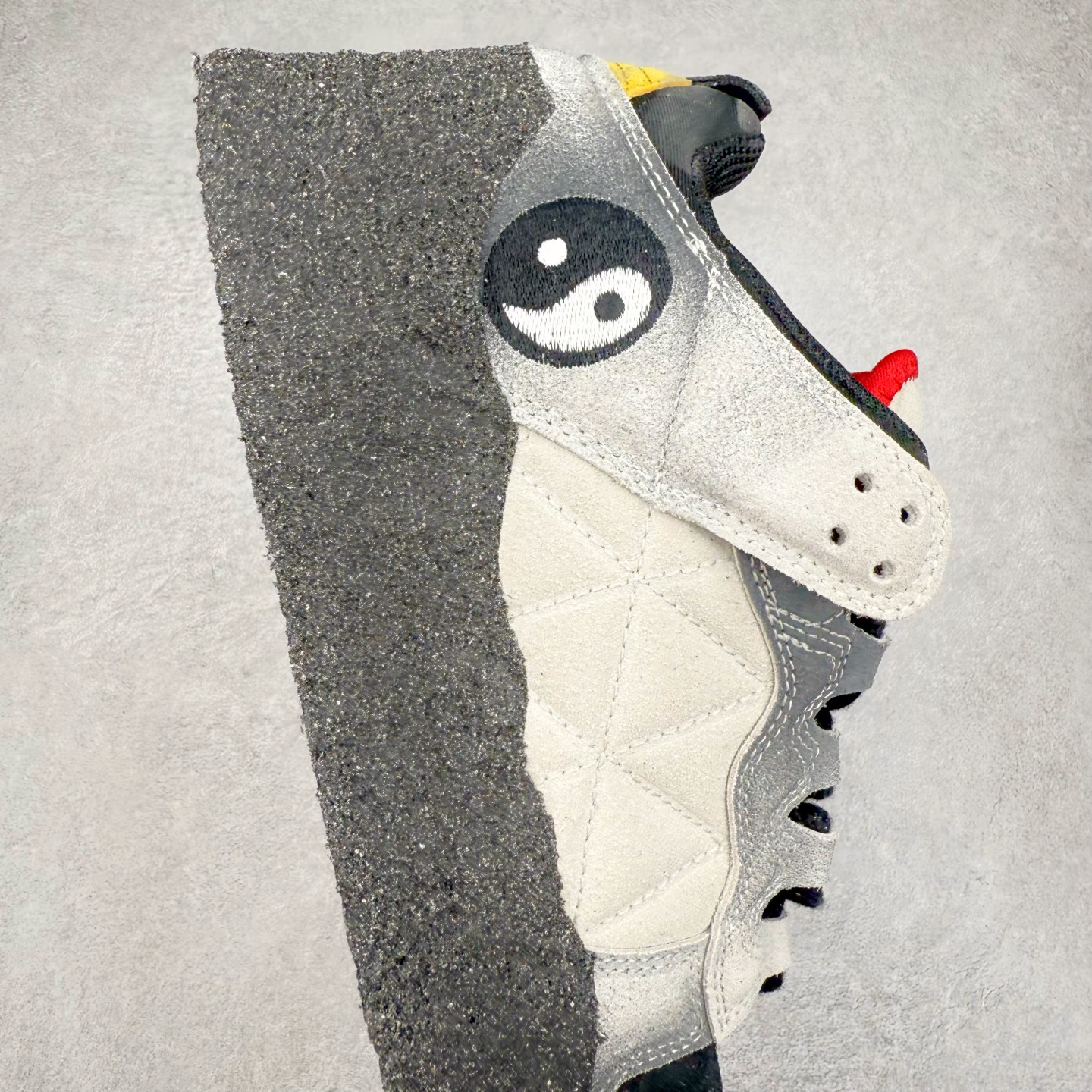 图片[6]-CPFM x NK Dunk Low 联名工地鞋 货号：DM0430 盗以低帮的 Dunk Low 鞋款为蓝本 从材质选用到细节设计 都将「搞怪」风格发挥得淋漓尽致 这双 CPFM x Dunk Low 重制了鞋底和鞋面 并且采用了不对称设计 左鞋外侧呈现白色的 Swoosh 右鞋外侧则简化掉了钩子 以一个阴阳太极标志呈现 中底有泥浆效果 仿佛是穿着这双鞋一脚踏进了泥潭 整体颇具工装色调风格 不看鞋底 还真不太容易看出是一双 Dunk 鞋型 CPFM x NK联名从来都将个性指数拉满 虽然穿搭驾驭存在一定的难度 但也颇受个性潮人玩家的青睐 尺码 36-45-选品中心