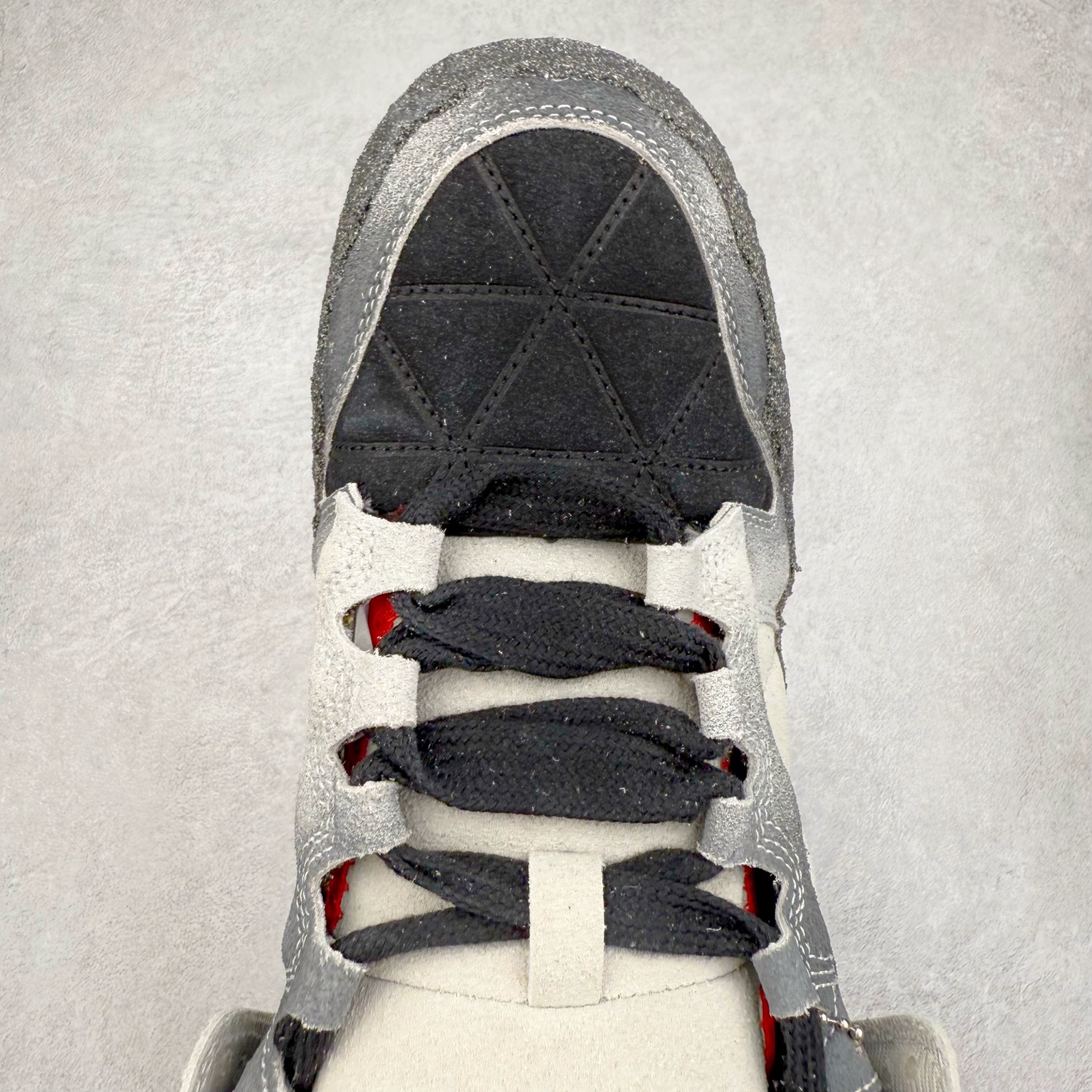 图片[4]-CPFM x NK Dunk Low 联名工地鞋 货号：DM0430 盗以低帮的 Dunk Low 鞋款为蓝本 从材质选用到细节设计 都将「搞怪」风格发挥得淋漓尽致 这双 CPFM x Dunk Low 重制了鞋底和鞋面 并且采用了不对称设计 左鞋外侧呈现白色的 Swoosh 右鞋外侧则简化掉了钩子 以一个阴阳太极标志呈现 中底有泥浆效果 仿佛是穿着这双鞋一脚踏进了泥潭 整体颇具工装色调风格 不看鞋底 还真不太容易看出是一双 Dunk 鞋型 CPFM x NK联名从来都将个性指数拉满 虽然穿搭驾驭存在一定的难度 但也颇受个性潮人玩家的青睐 尺码 36-45-选品中心