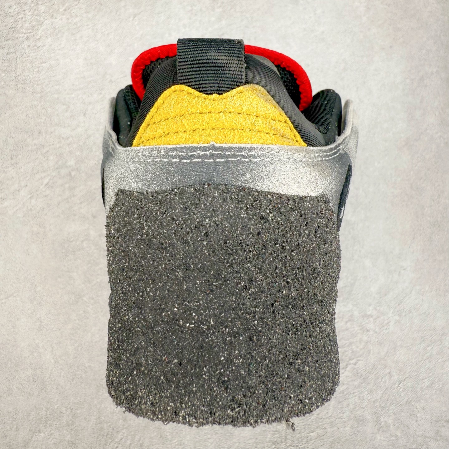 图片[8]-CPFM x NK Dunk Low 联名工地鞋 货号：DM0430 盗以低帮的 Dunk Low 鞋款为蓝本 从材质选用到细节设计 都将「搞怪」风格发挥得淋漓尽致 这双 CPFM x Dunk Low 重制了鞋底和鞋面 并且采用了不对称设计 左鞋外侧呈现白色的 Swoosh 右鞋外侧则简化掉了钩子 以一个阴阳太极标志呈现 中底有泥浆效果 仿佛是穿着这双鞋一脚踏进了泥潭 整体颇具工装色调风格 不看鞋底 还真不太容易看出是一双 Dunk 鞋型 CPFM x NK联名从来都将个性指数拉满 虽然穿搭驾驭存在一定的难度 但也颇受个性潮人玩家的青睐 尺码 36-45-选品中心